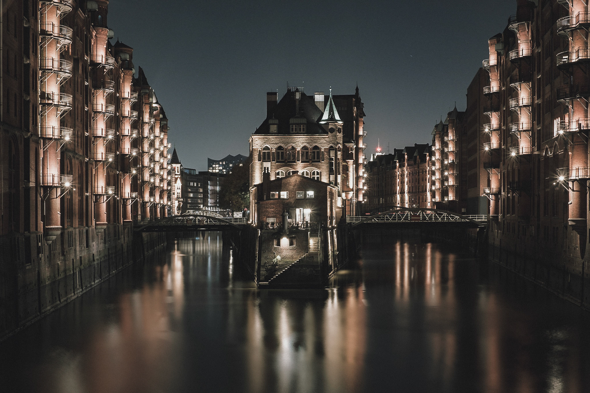 Eine Langzeitbelichtung bei Nacht vom Wasserschloss in Hamburg