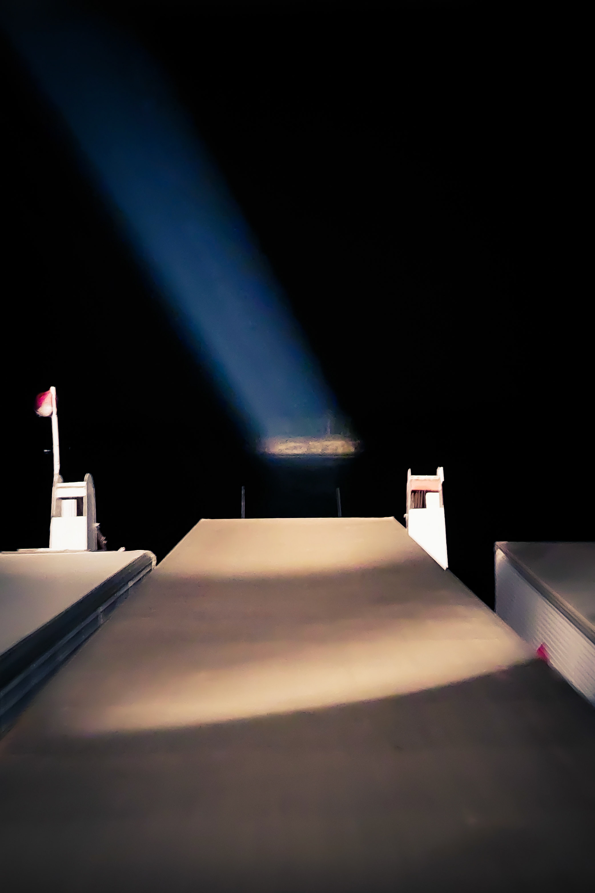 Por la noche, la tripulación ilumina constantemente la costa y la superficie del agua, buscando evitar riesgos, principalmente bancos de arena.