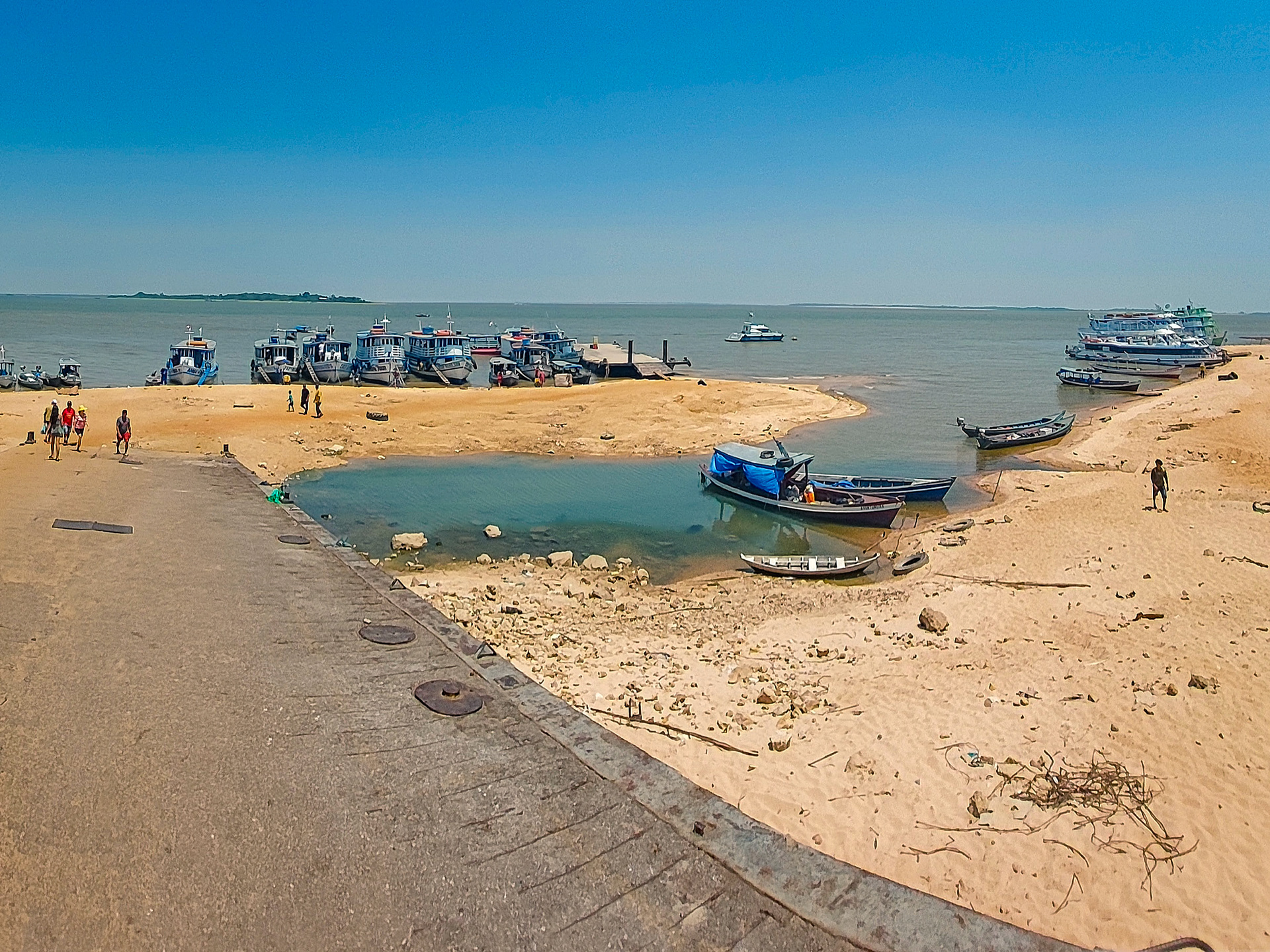 Seco, arenoso, uno de los sectores del puerto de Santarem, gran ciudad en el medio del camino entre Manaos y Belém.