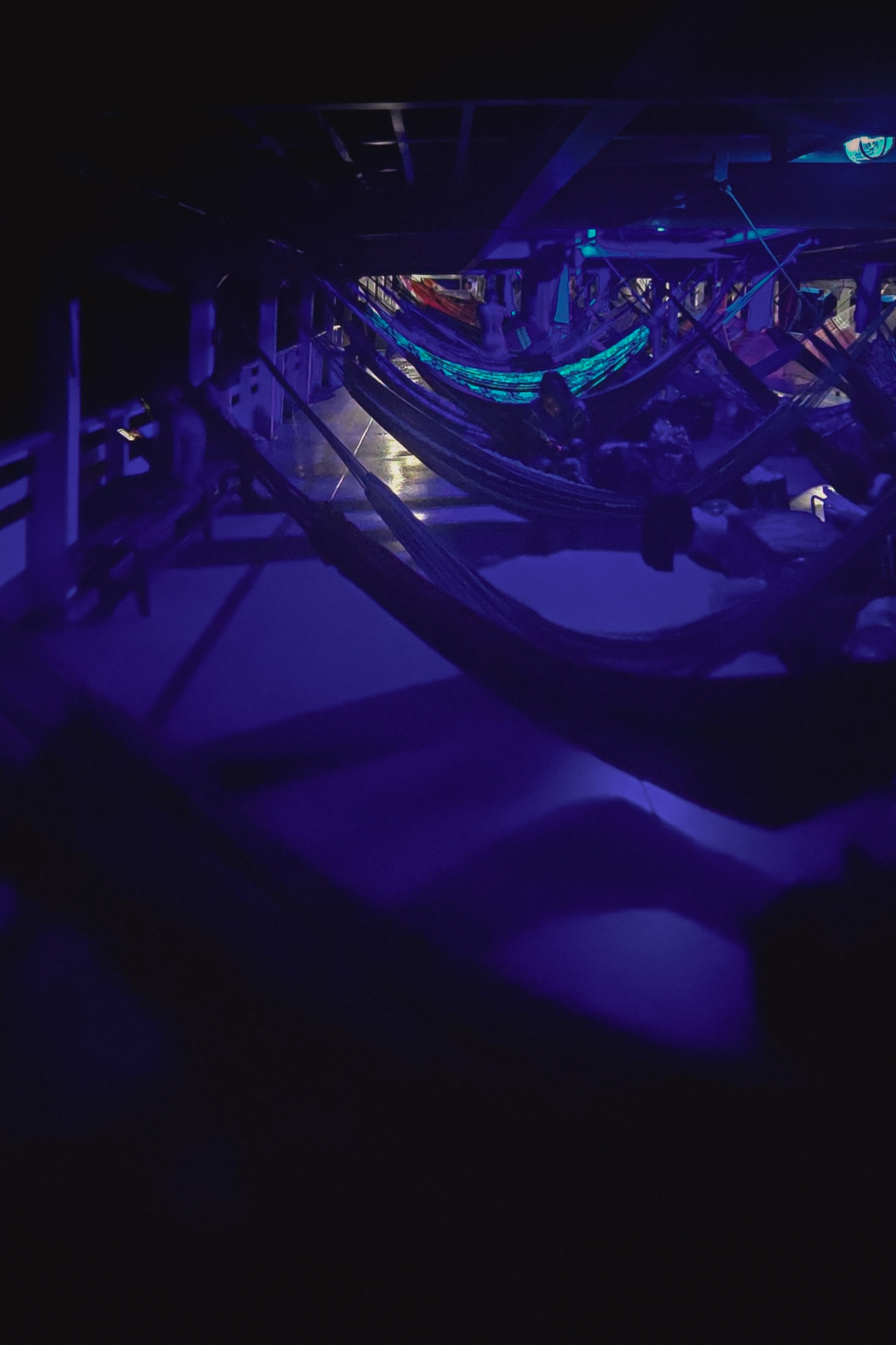 Noche en una de las cubiertas para pasajeros. Aún en verano, es necesario llevar algo de abrigo.