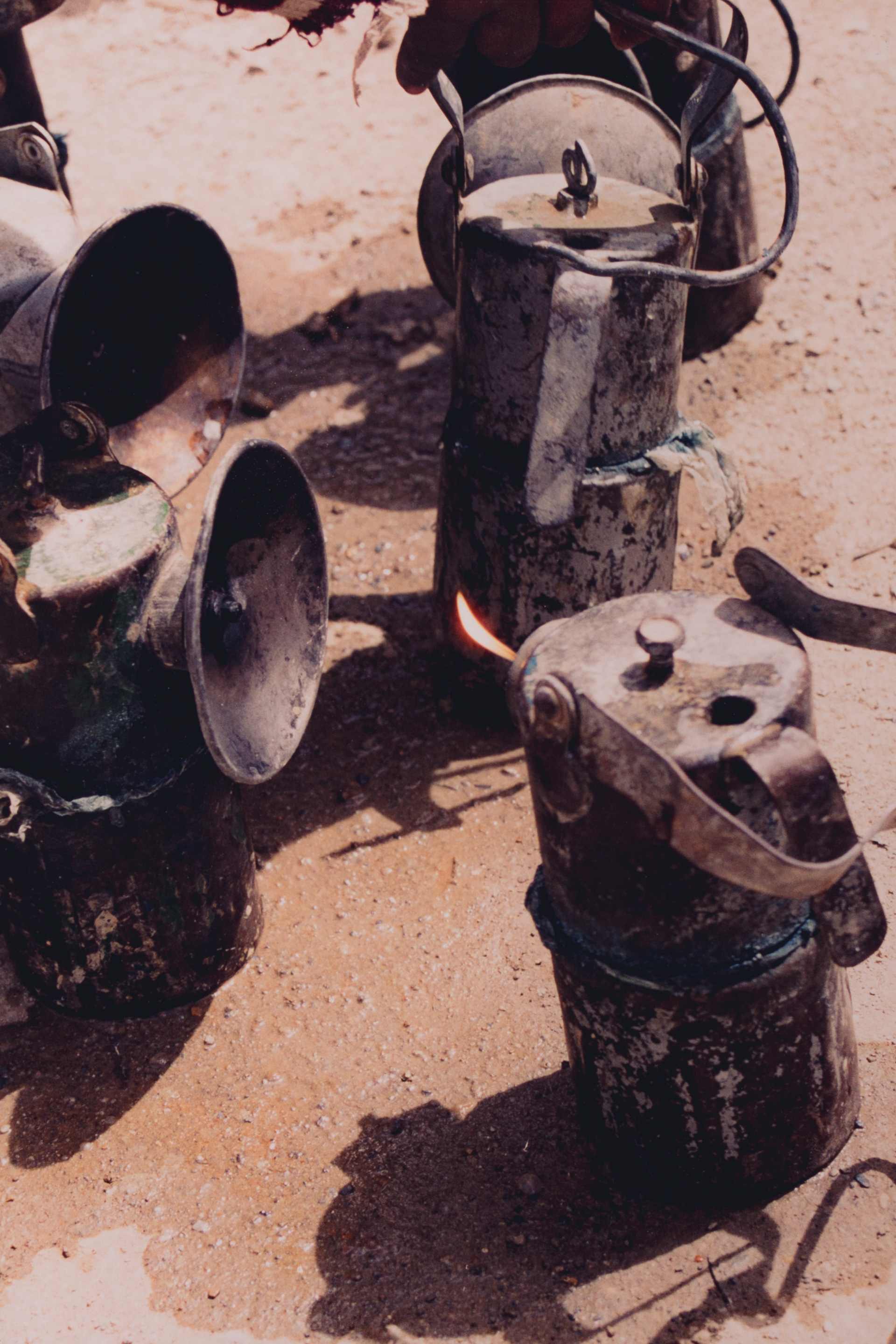 Detalle de lámpas de carburo en preparación para una jornada de trabajo.