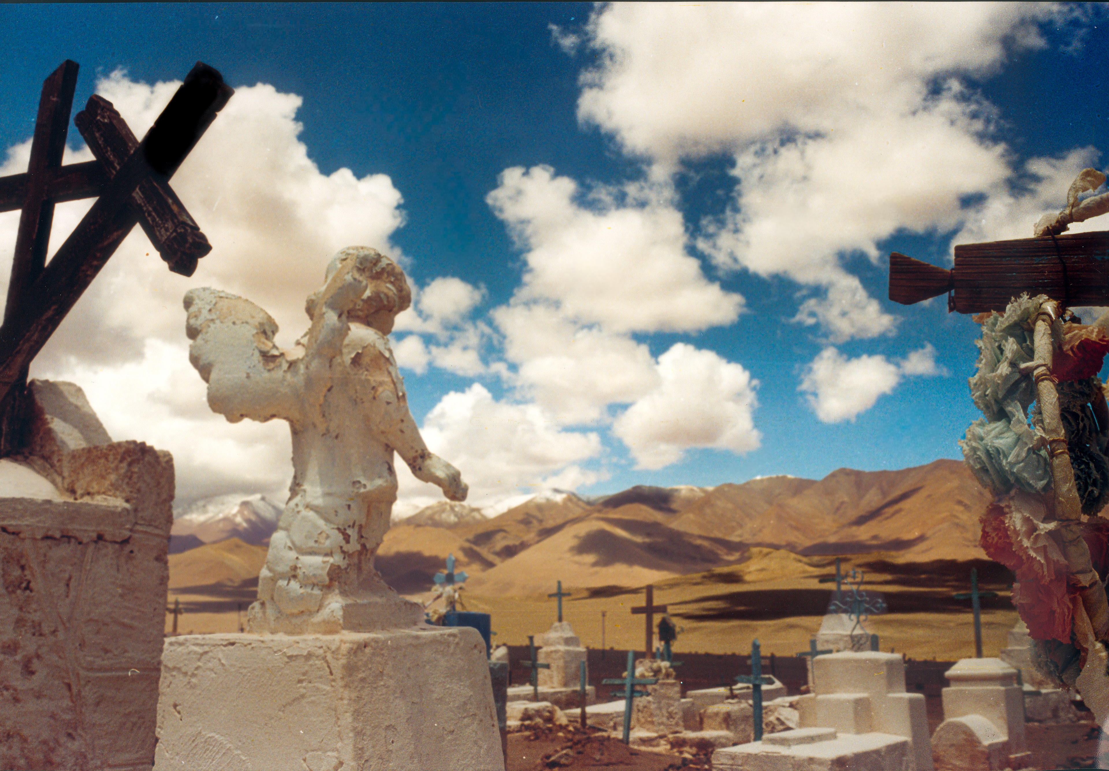 El paisaje en el cementerio de Tolar Grande, Salta, Argentina.