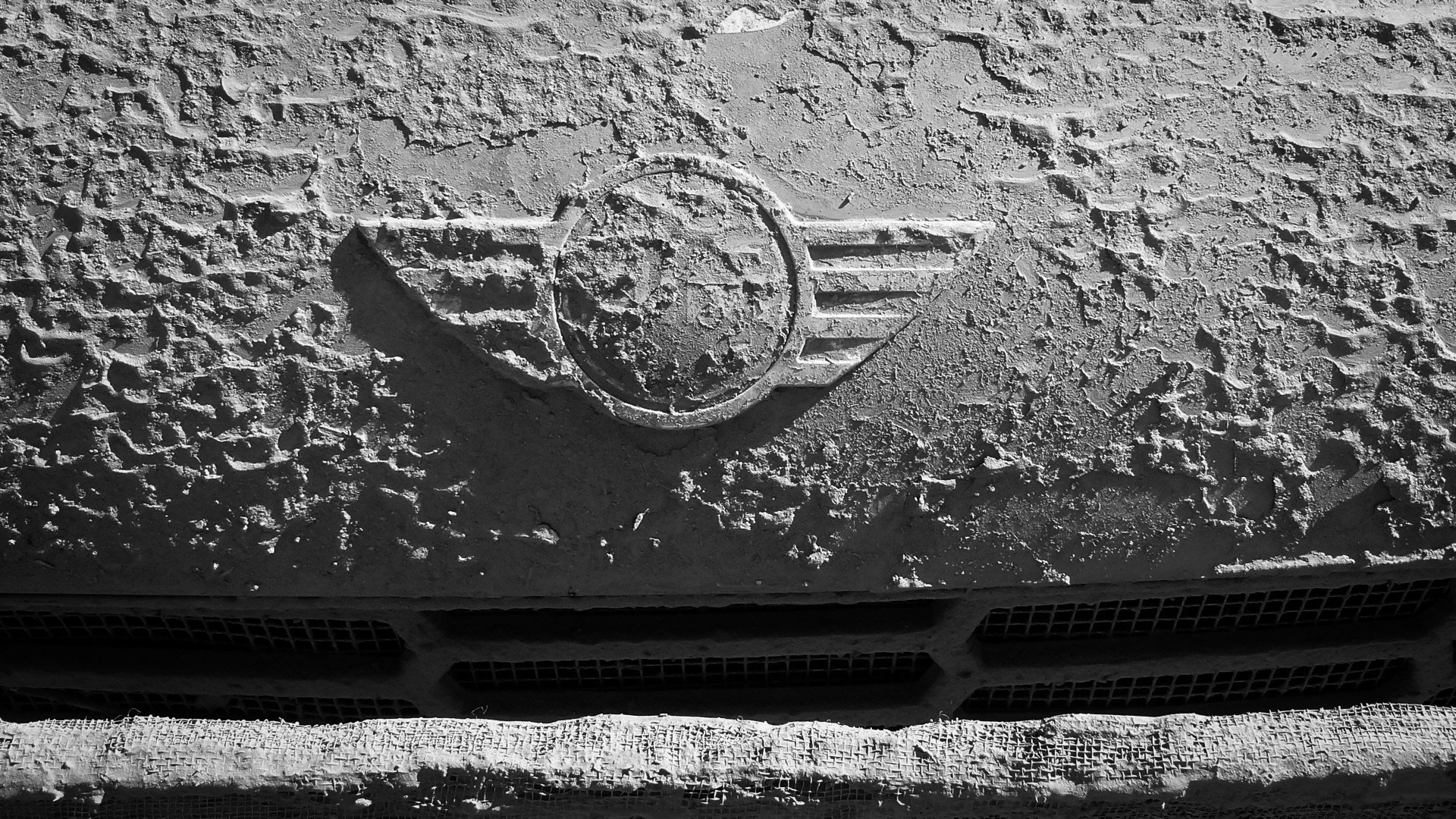 Detalle de un vehículo tras completar una etapa de competencia.