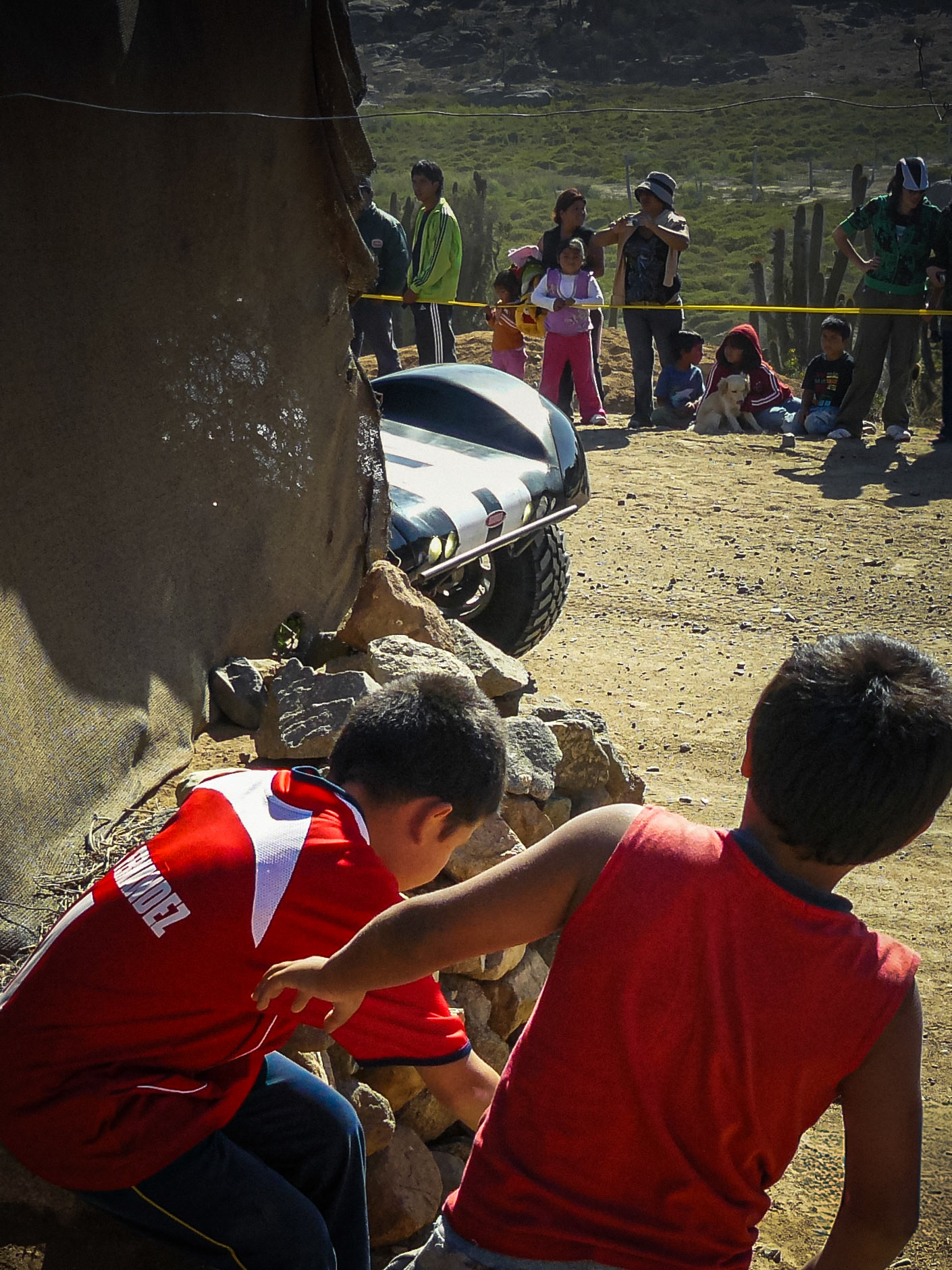 La curiosidad de dos niños ante el paso de un competidor por un pueblo.