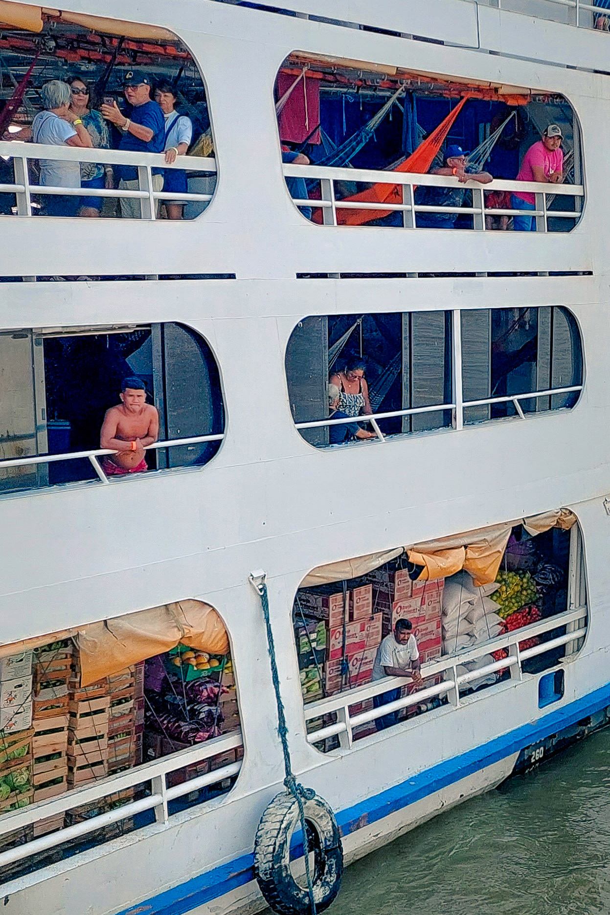 Turistas, pobladores locales y trabajadores del barco, rumbo a Santarem.