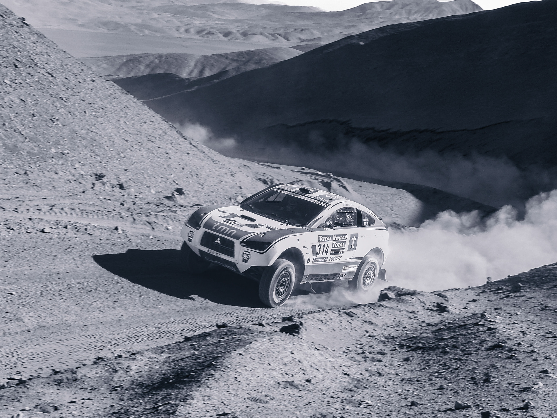 Acelerando en una trepada en las montañas en el desierto.