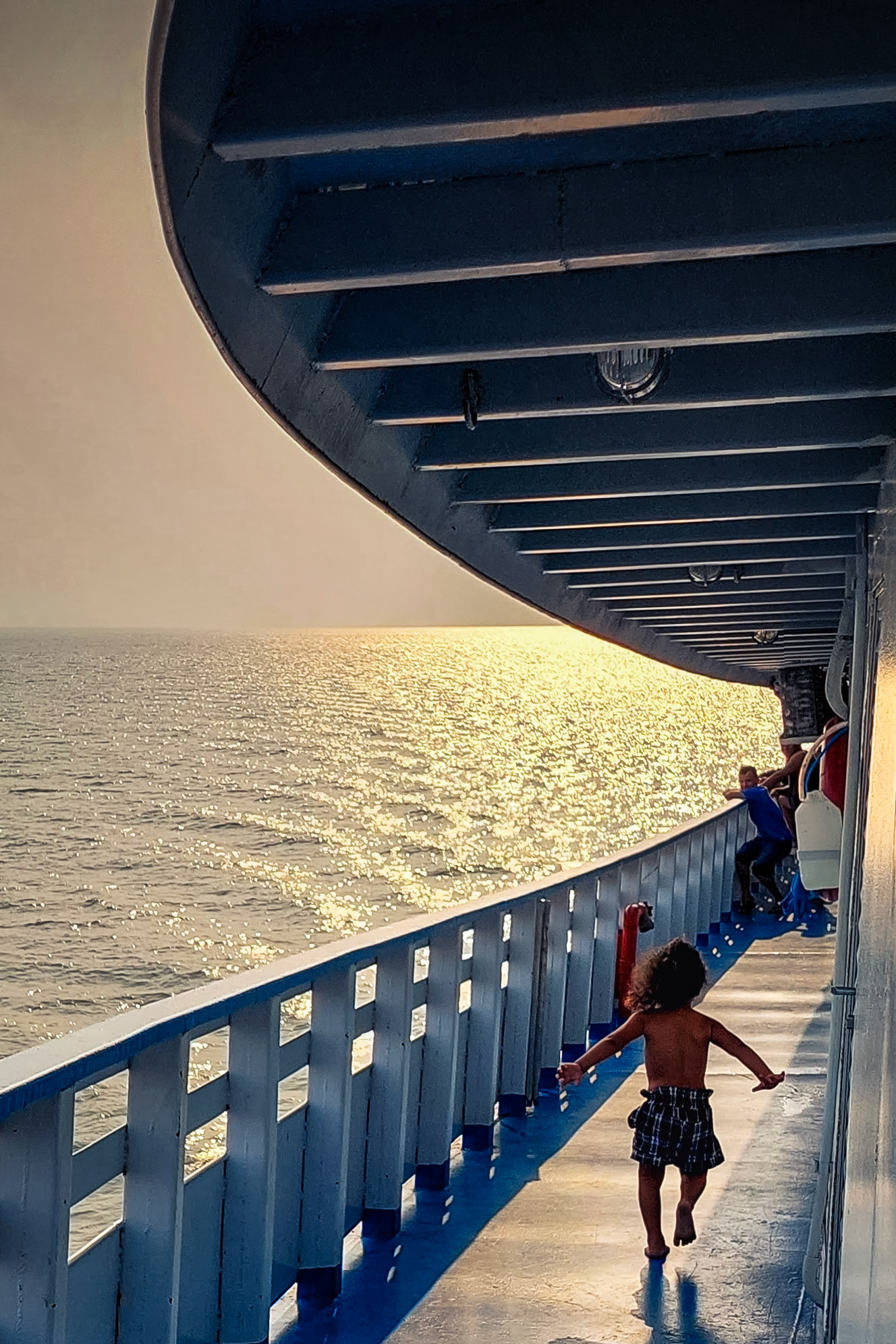 Al atardecer, una niña corre por una de las cubiertas para pasajeros en uno de los ferrys que recorren el Amazonas.