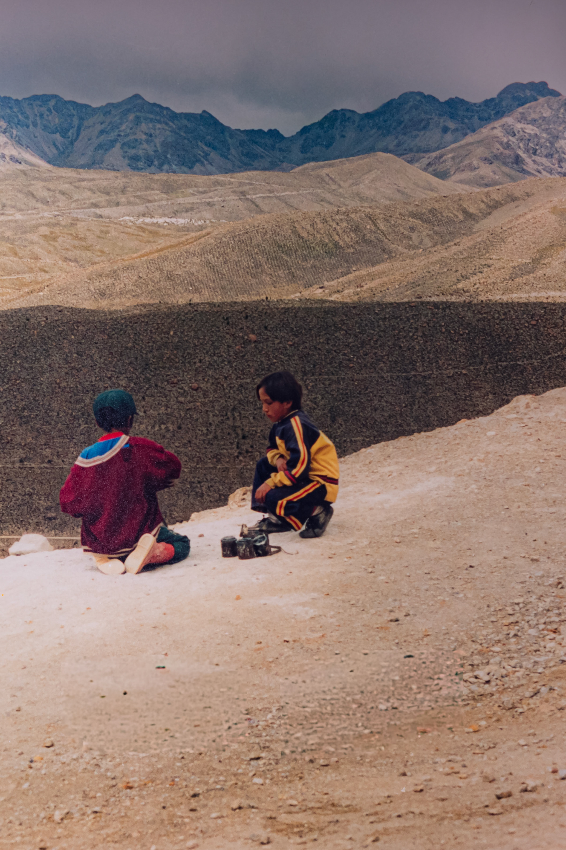 Dos niños preparan lámparas de carburo, que luego serán usadas por los mineros dentro de las galerías en las que aún se buscan vetas de plata, cada vez más escasas.