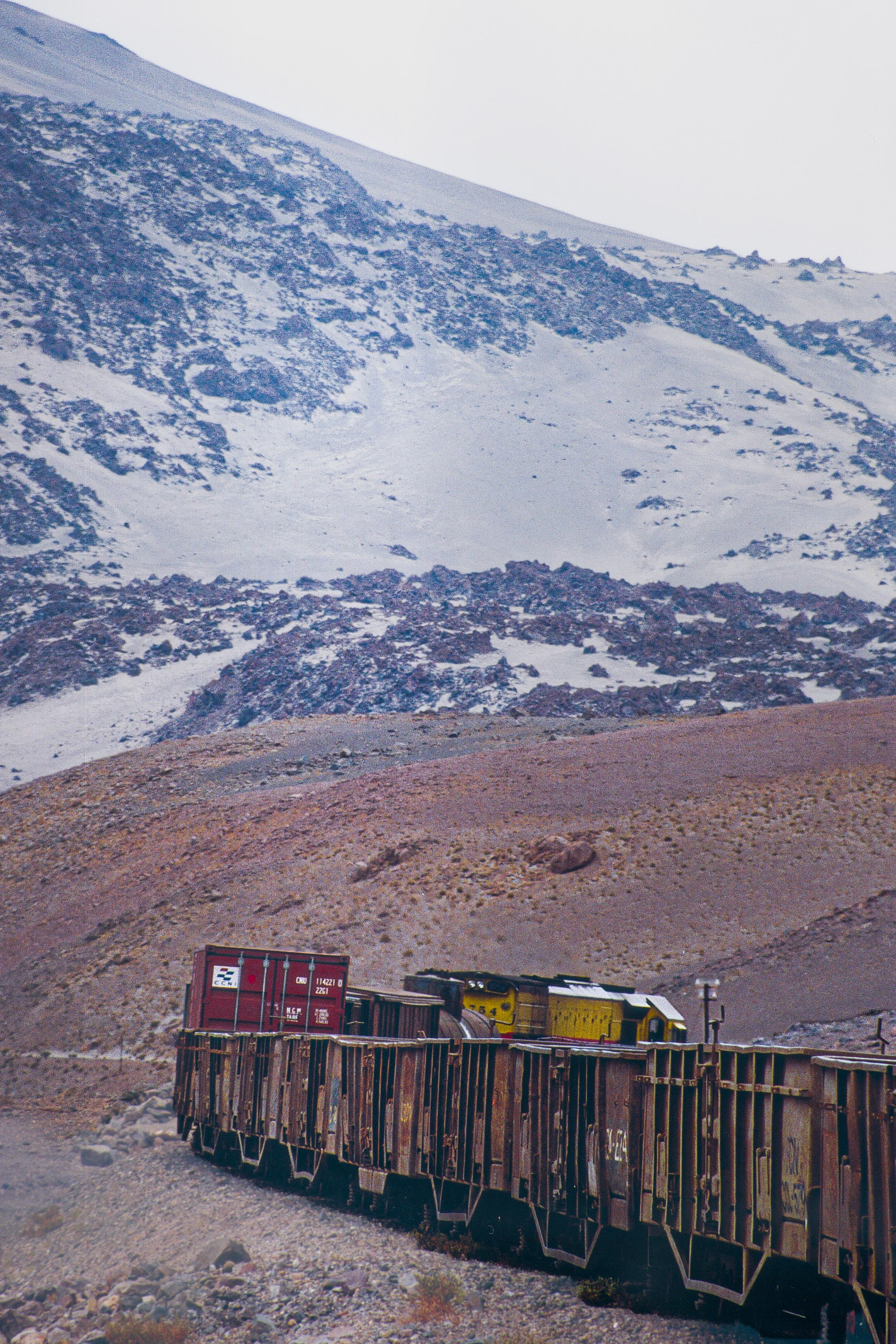 Detalle de la formación tomando una curva cerrada.