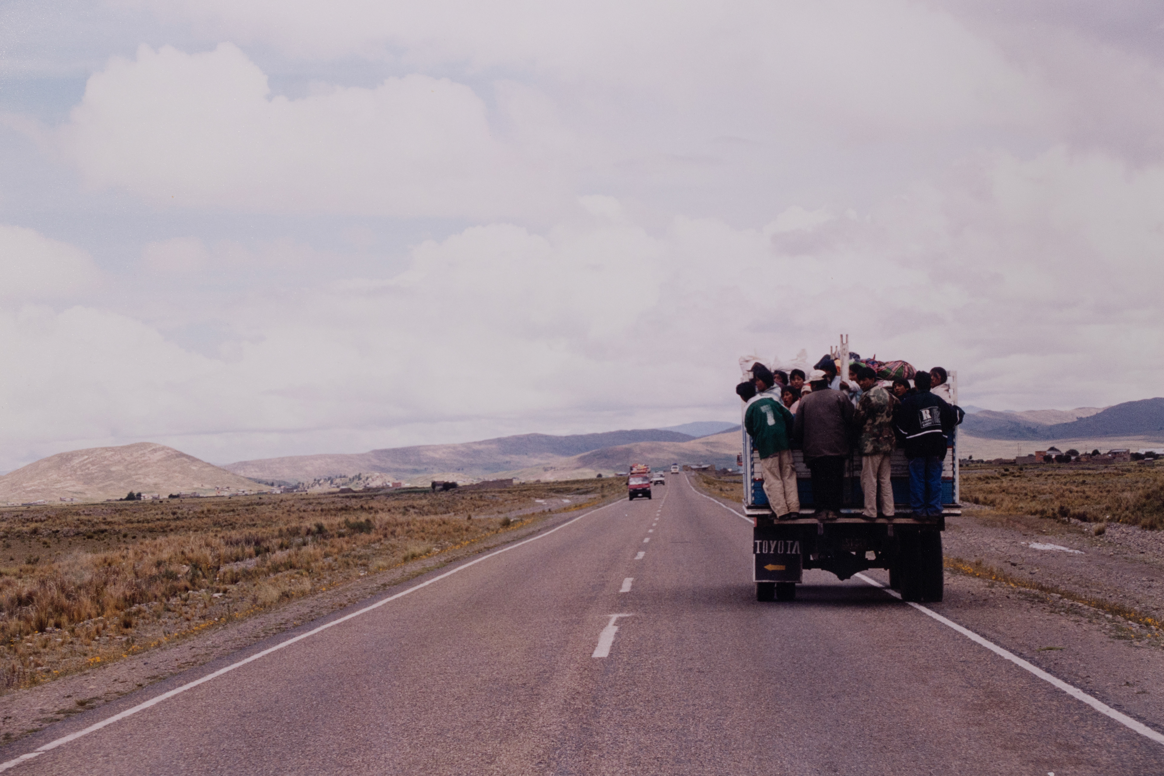 En camión hacia el trabajo, en los alrededores de Potosí, Bolivia.