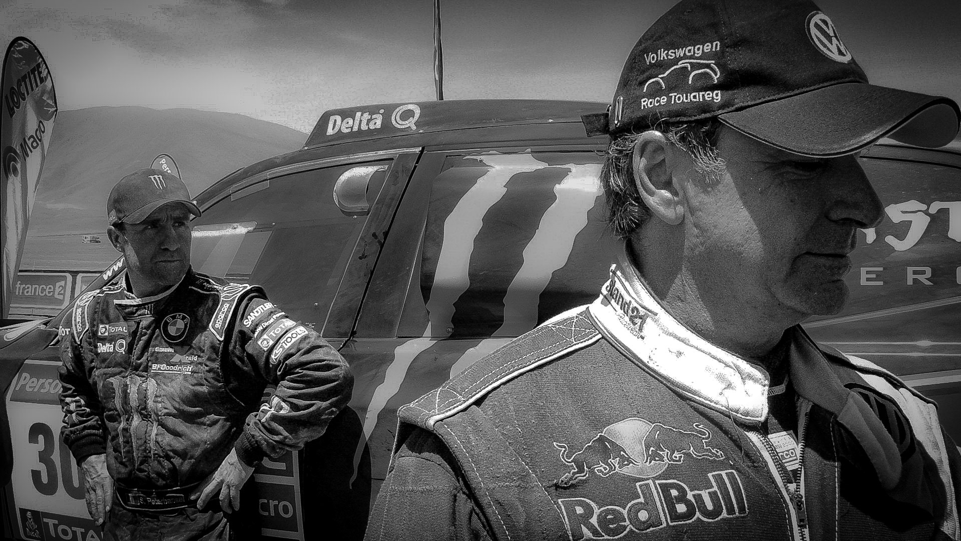 Carlos Sainz (der) y Stéphane Peterhansel, tras completar una etapa en el Rally Dakar, en Chile.