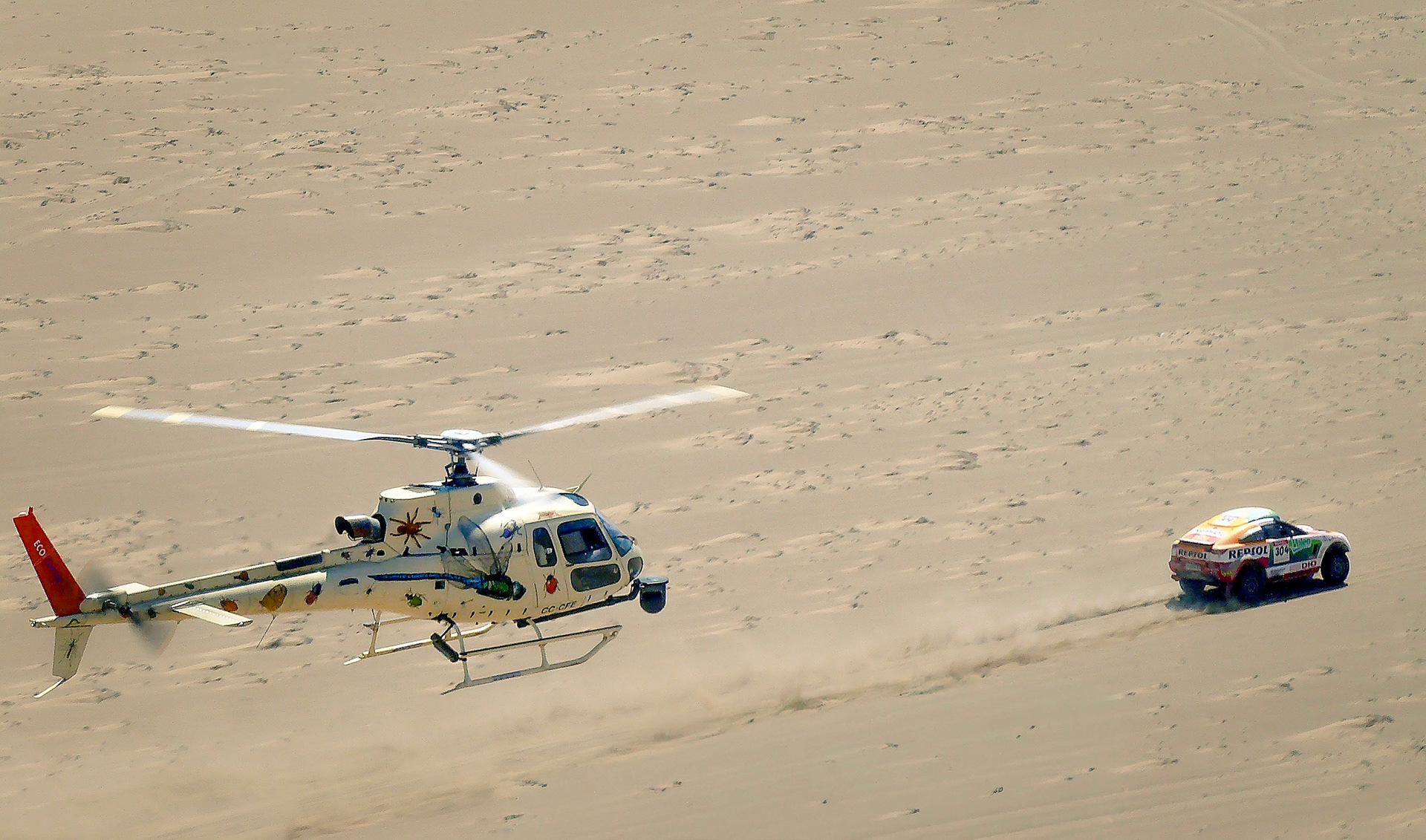 Un helicóptero de la TV oficial del Dakar sigue a uno de los competidores.