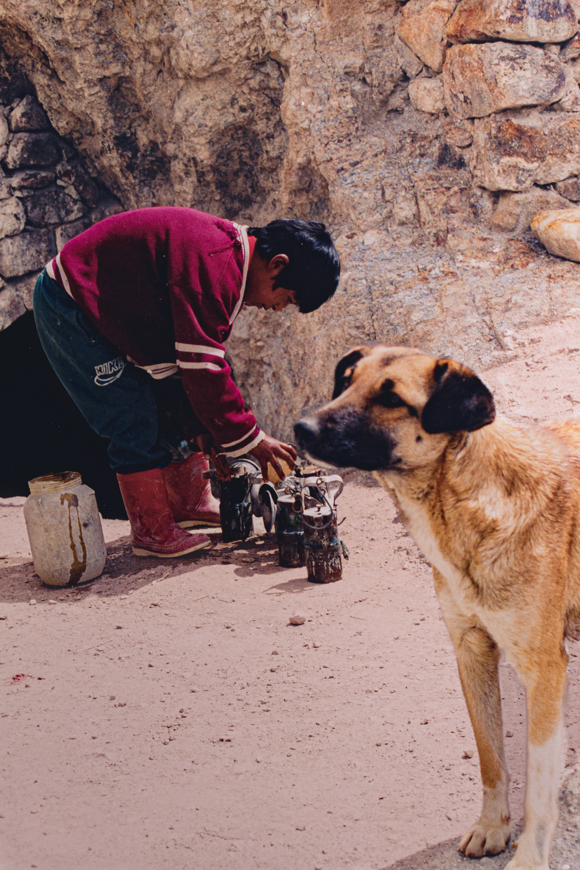 Llenado de lámparas de carburo en la entrada a una de las galerías. El Cerro Rico tenía en la época de dominio español las vetas de plata más ricas del mundo.