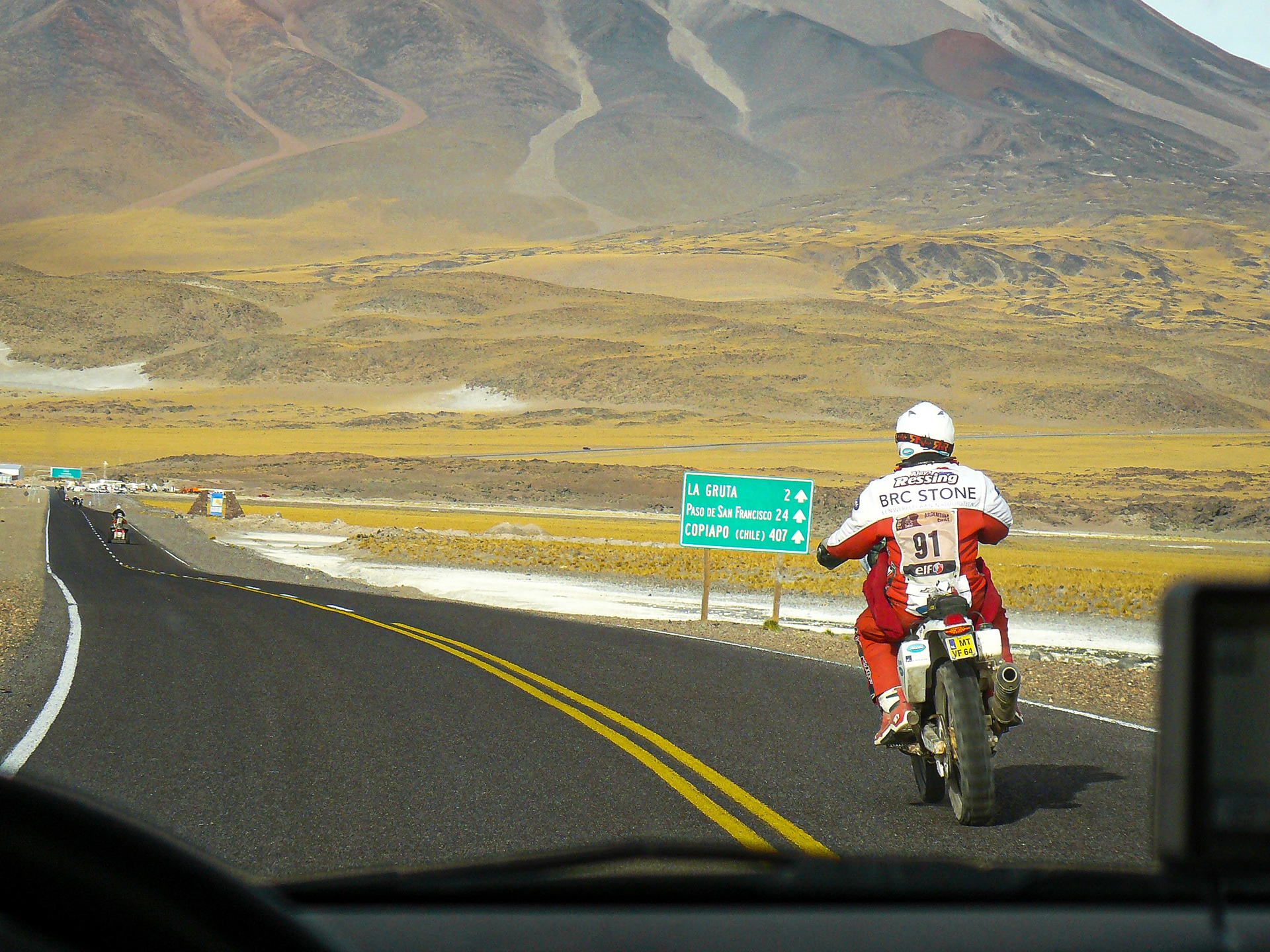 Saliendo de Argentina, rumbo a Chile, por el Paso de San Francisco, a 4700 msnm.