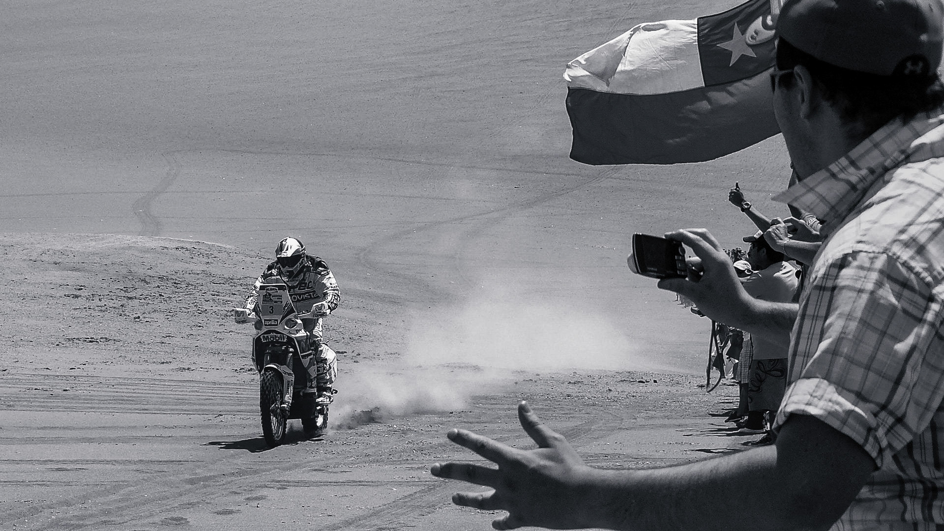 Un piloto de categoría elite en motos es alentado en la bajada de Iquique, Chile.