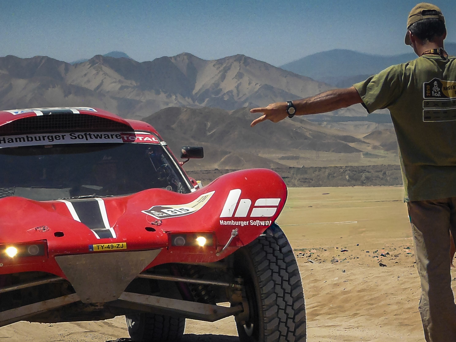 Un oficial de competencia marca la cuenta regresiva para largar una etapa, en Chile.