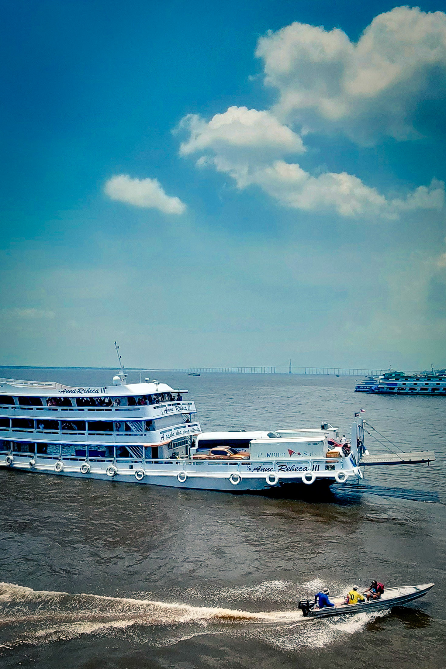 Un ferry parte de Manaos. Al fondo, el puente Rio Negro, uno de los más largos de América.