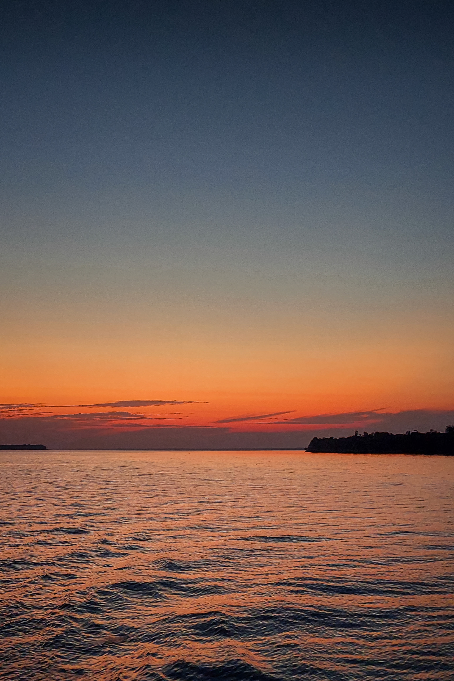 Navegación al atardecer en el Estado de Amazonas.