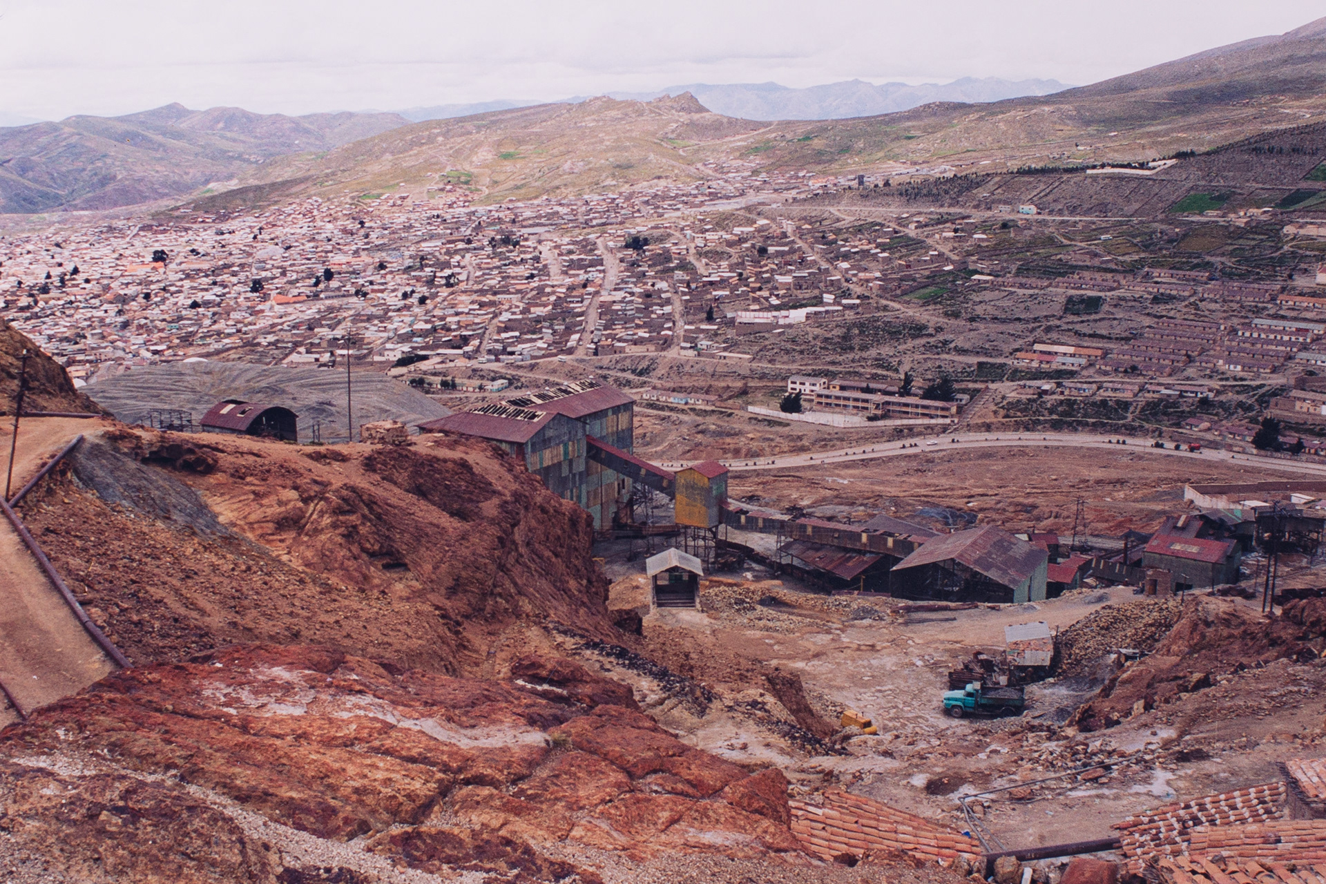 Vista de la periferia de Potosí, desde una de las laderas del Cerro Rico. Se estima que unos 10 mil mineros siguen trabajando aquí.