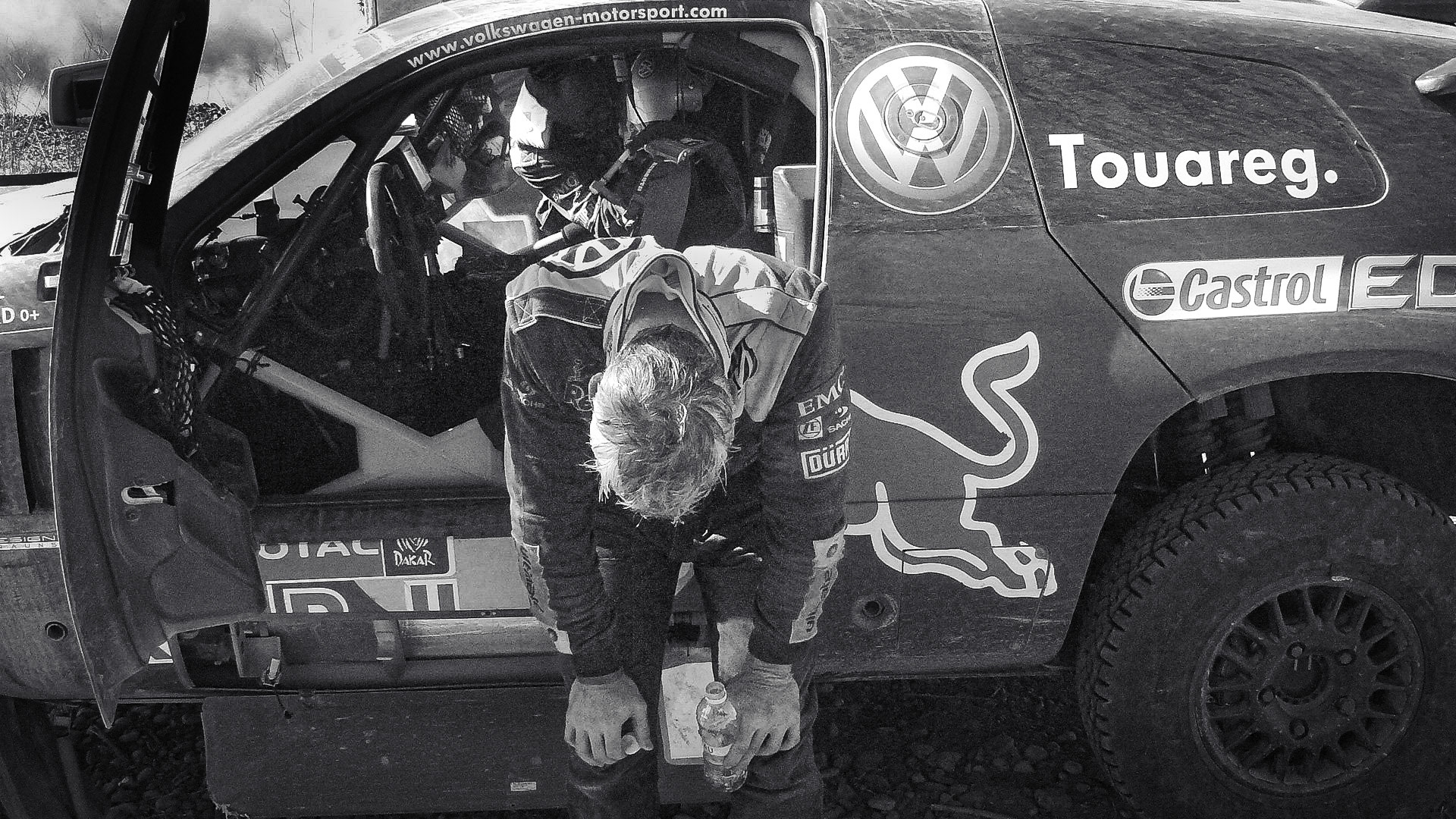 Agotado, un piloto finaliza una de las etapas del rally.