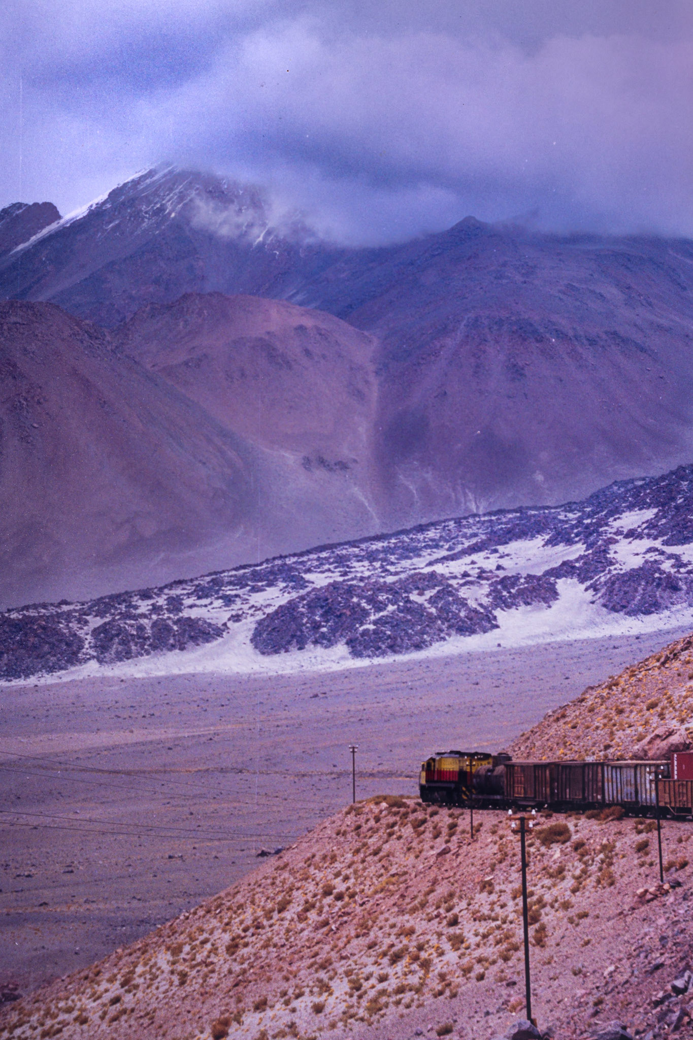 El tren avanza rumbo a la frontera con Chile, en Salta, Argentina.