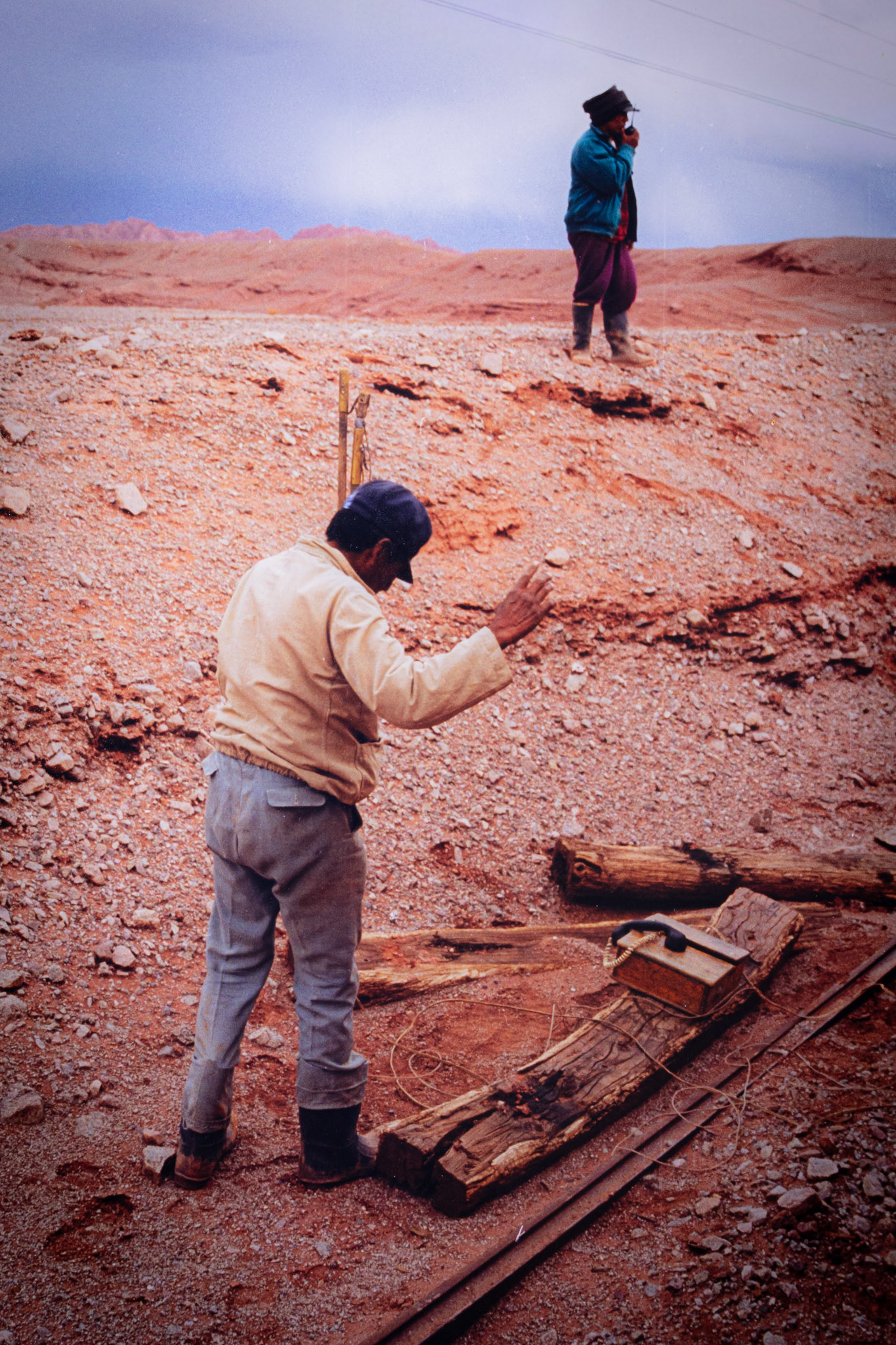 Dos empleados ferroriavios, en tareas de mantenimiento del ramal.
