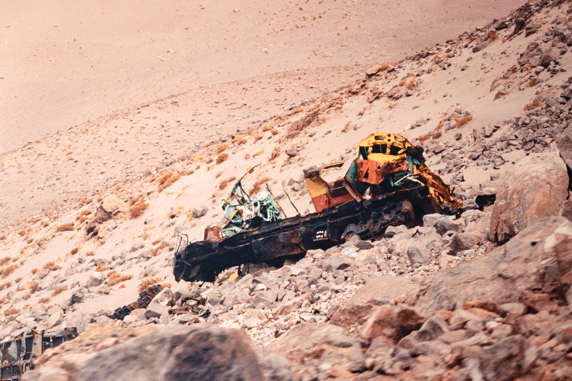 El tren desbarrancó en pleno invierno. La locomotora y vagones quedaron más de 70 metros vía abajo.