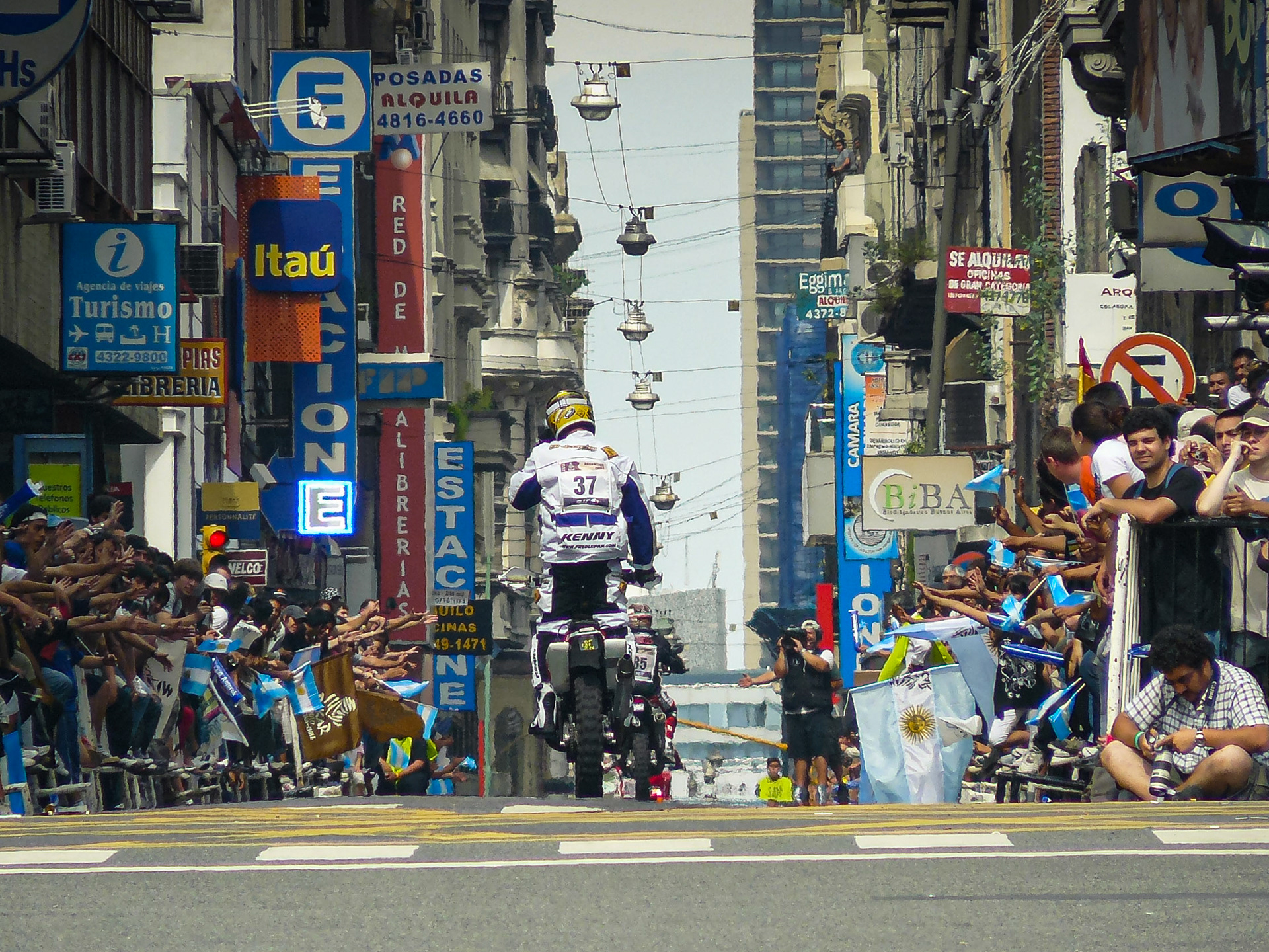 Fervor en el día de partida del rally, en Buenos Aires, Argentina.