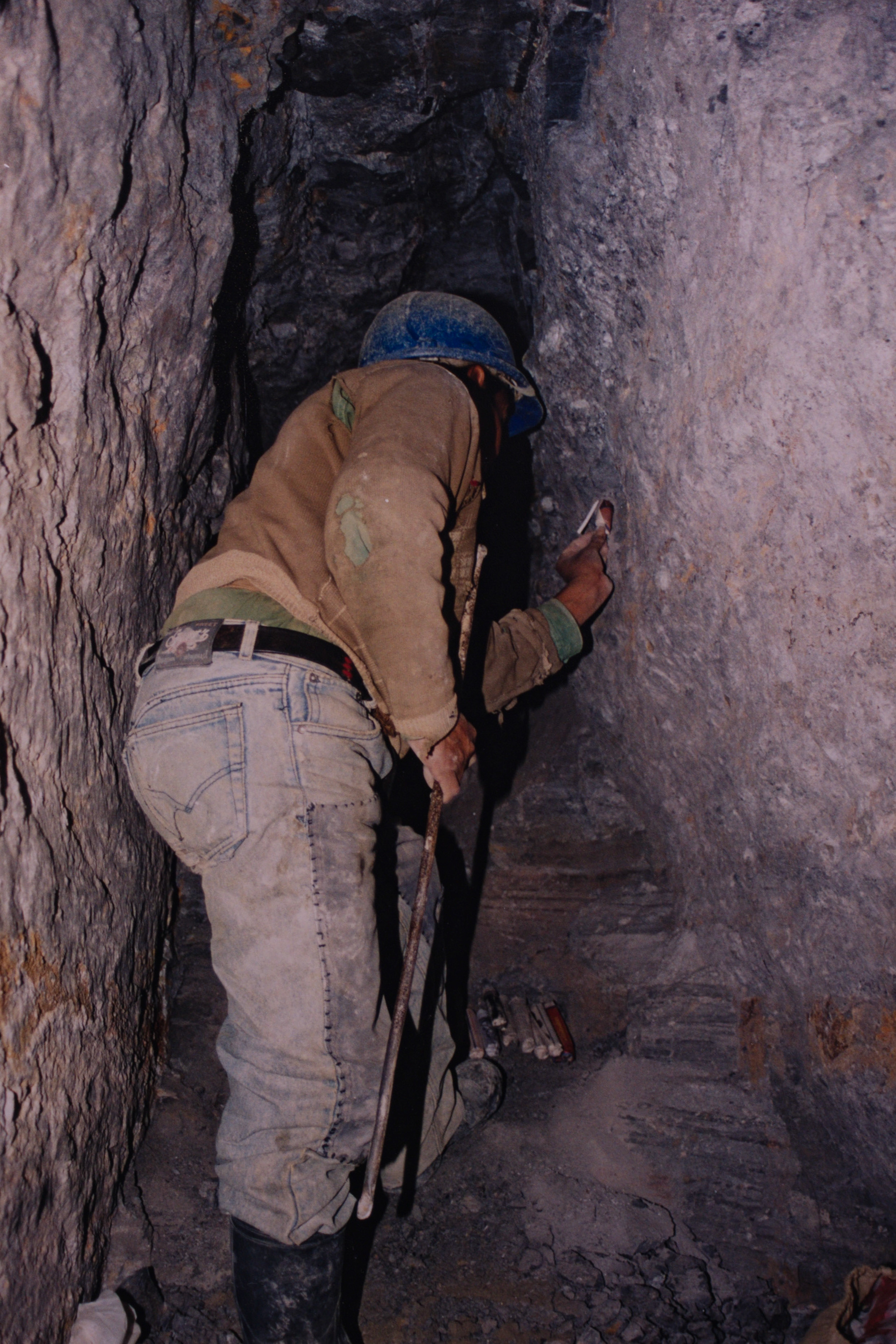 Un minero coloca cartuchos de dinamita en los orificios que hizo minutos antes a fuerza de herramientas. Las vetas de plata más ricas y de acceso fácil se agotaron hace siglos. Hoy en día la mayor parte de la producción es de minería artesanal, con mineros agrupados en cooperativas.