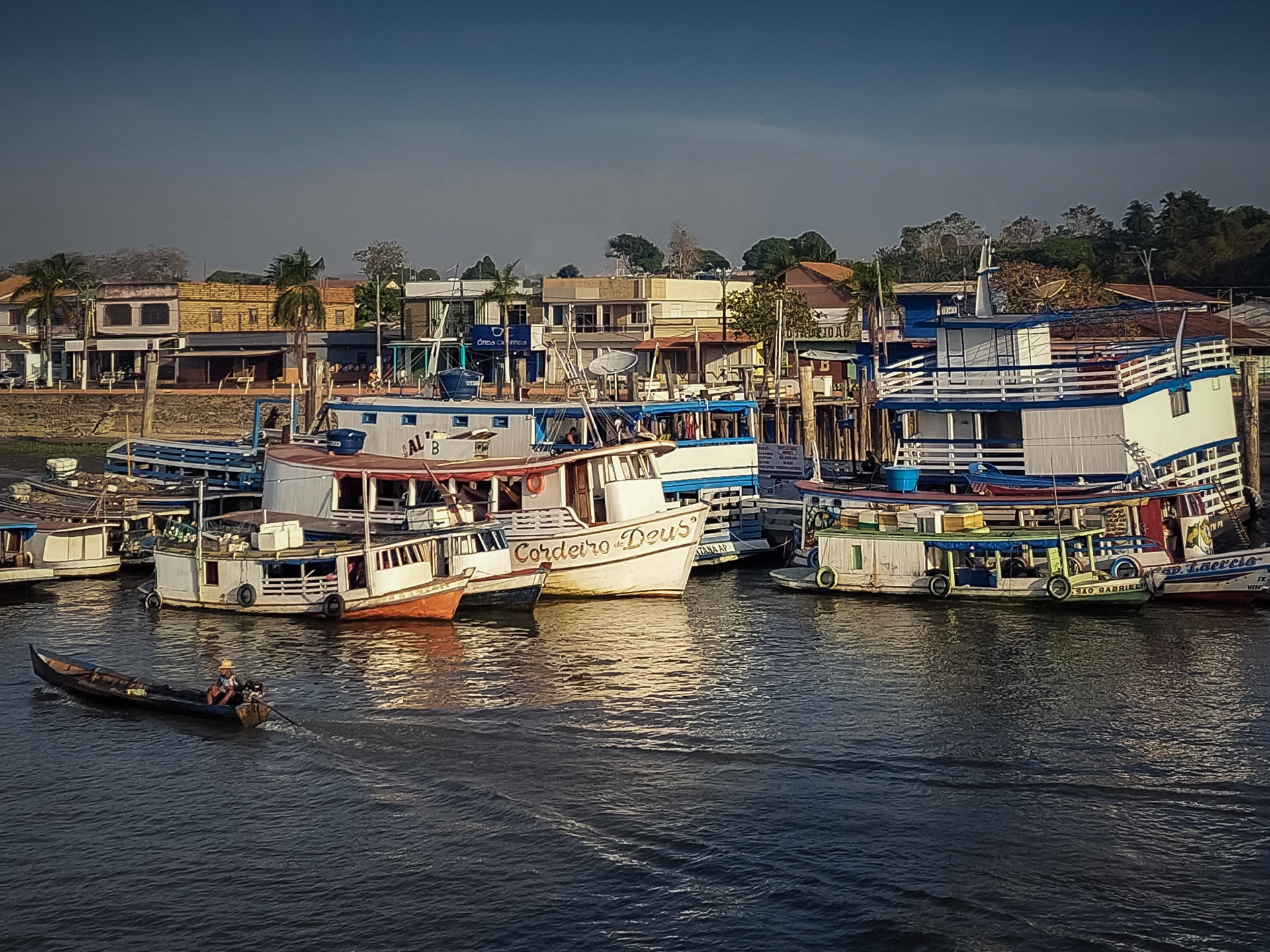 Escena en una de las localidades por las que pasan los barcos de mayor porte, que a veces paran por varias horas para descargar y cargar mercadería.