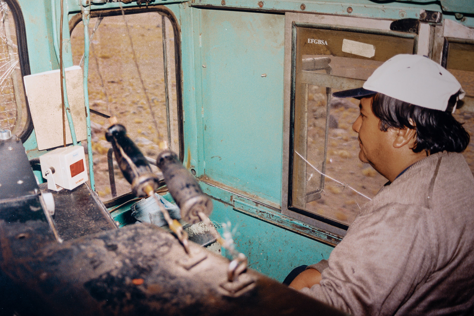 Concentrado, uno de los maquinistas comanda la formación.