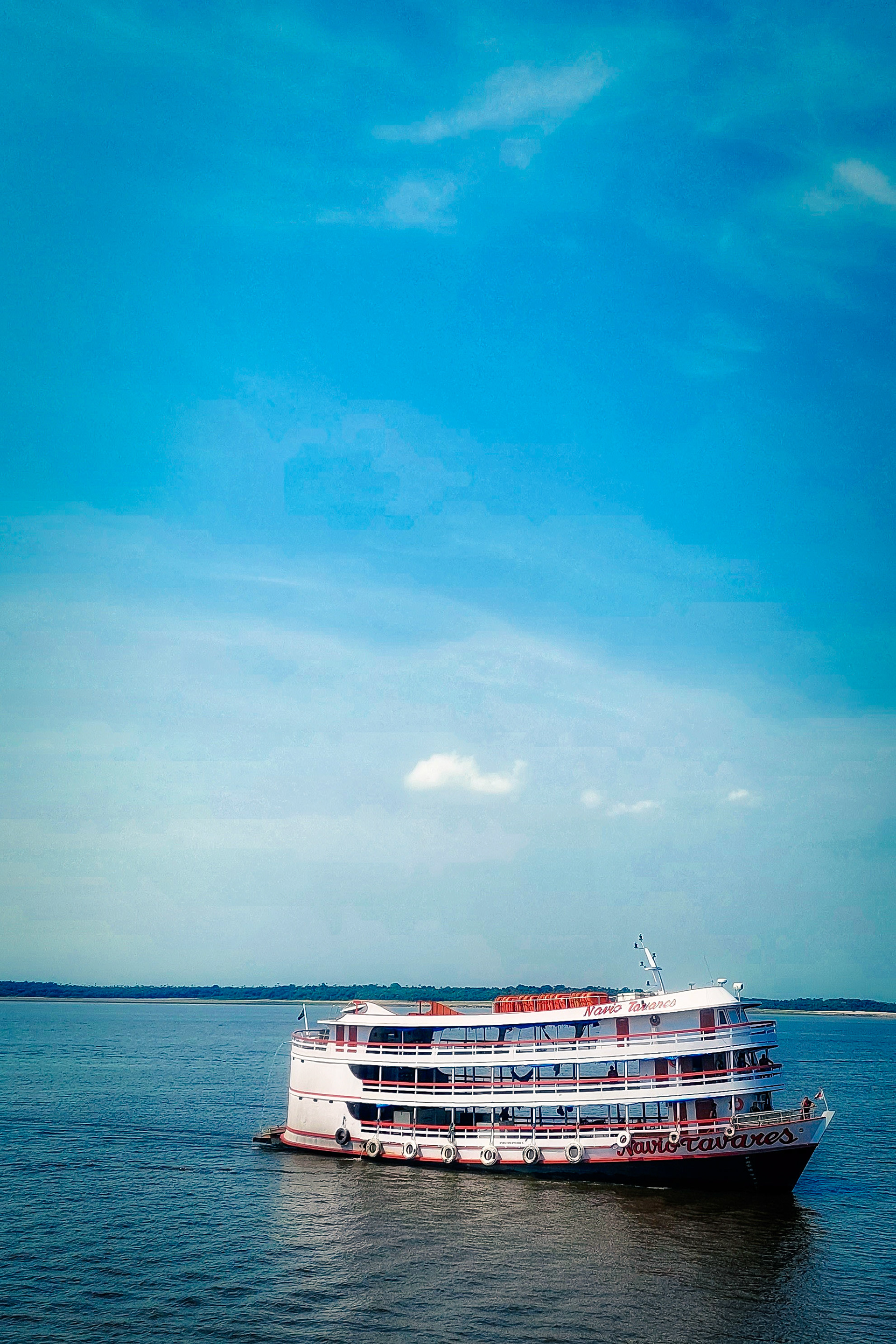 Un típico barco amazónico avanza en las aguas a la altura de Santarem.