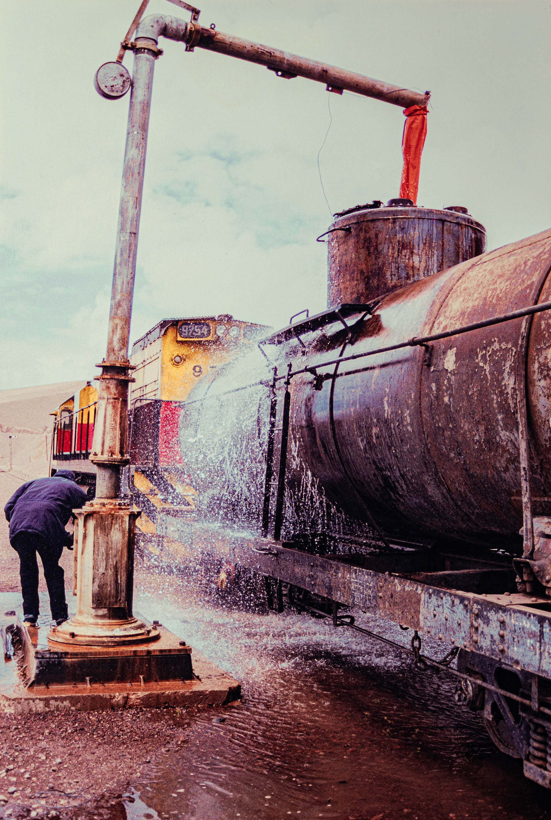 Carga de agua en el vagón cisterna, entrando en la puna salteña.