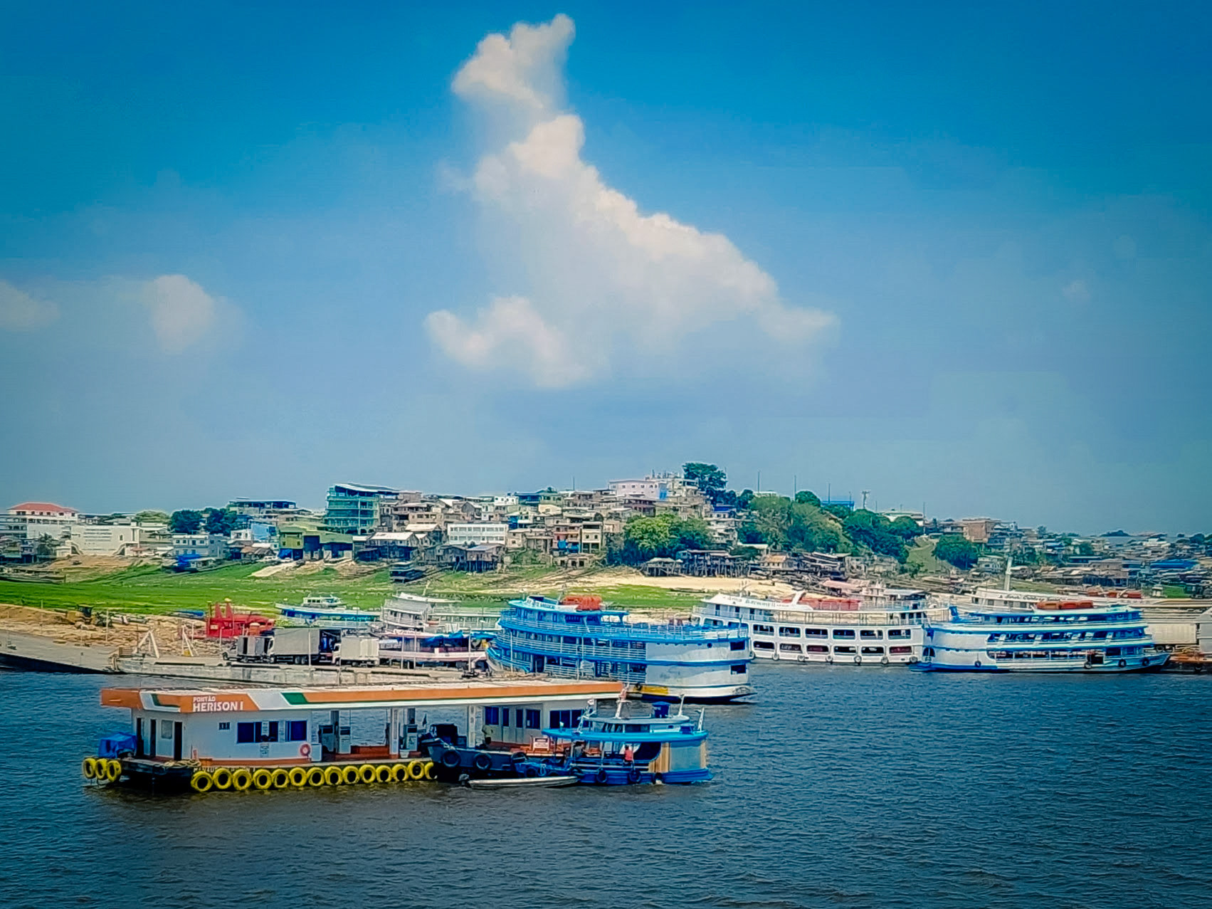 Estación de servicio flotante en las afueras de Manaos, donde el río se llama Negro, por el color de sus aguas.