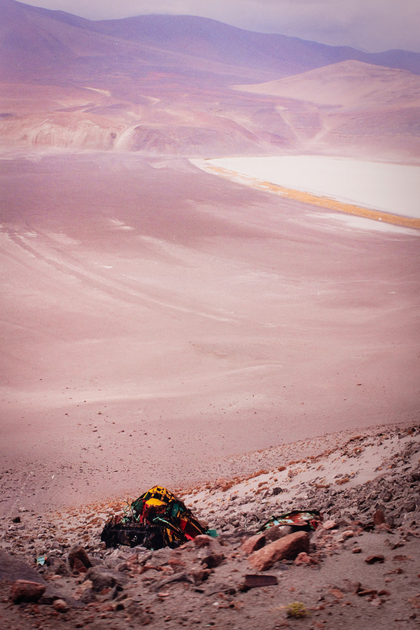 Accidente en Quebrada del Agua. Fue en 1996 y tres trabajadores murieron. En el fondo, la laguna Socompa.