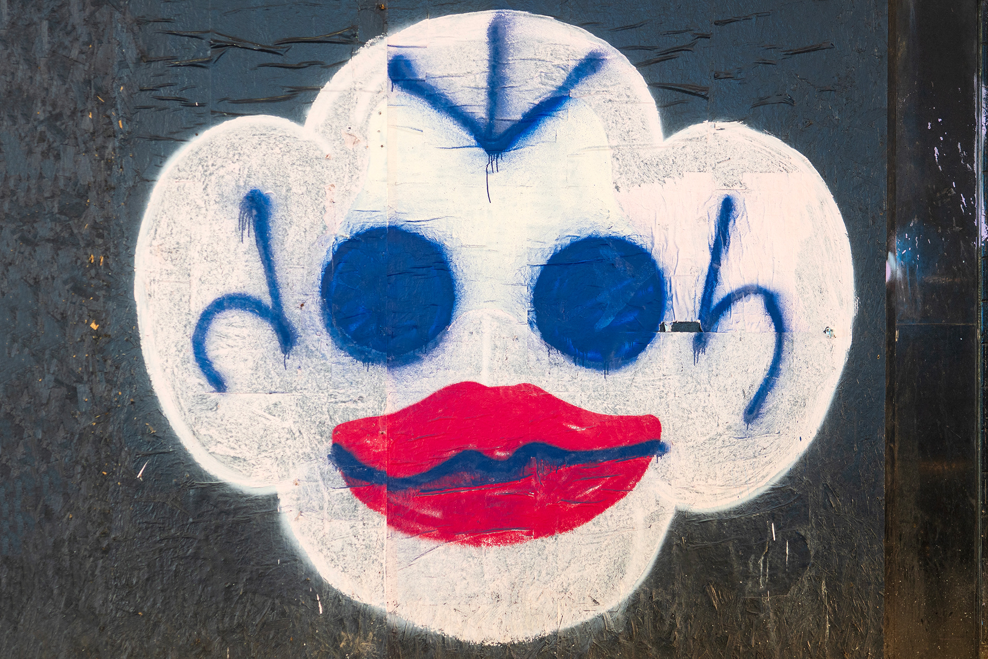 Street art spotted on Argyle Street Glasgow, a funny face with big circular blue eyes and red lips.