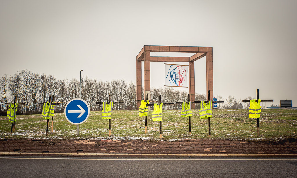Gilets jaunes sur un rond point