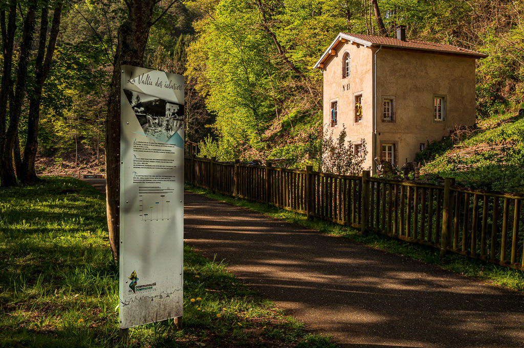 La vallée des éclusiers pour un puzzle et des cartes postales