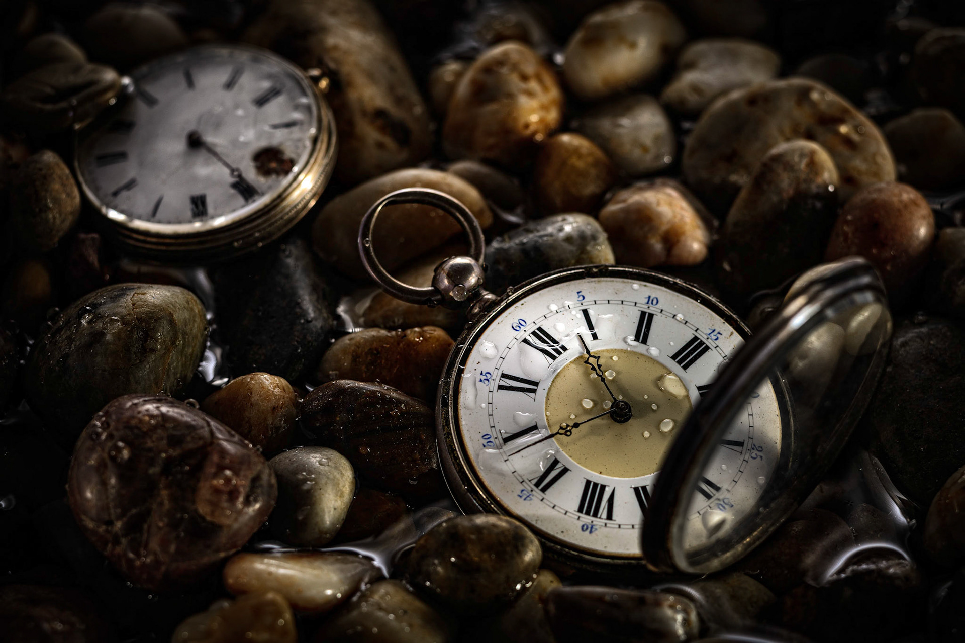 Orologi da taschino con brina e acqua su pietrisco