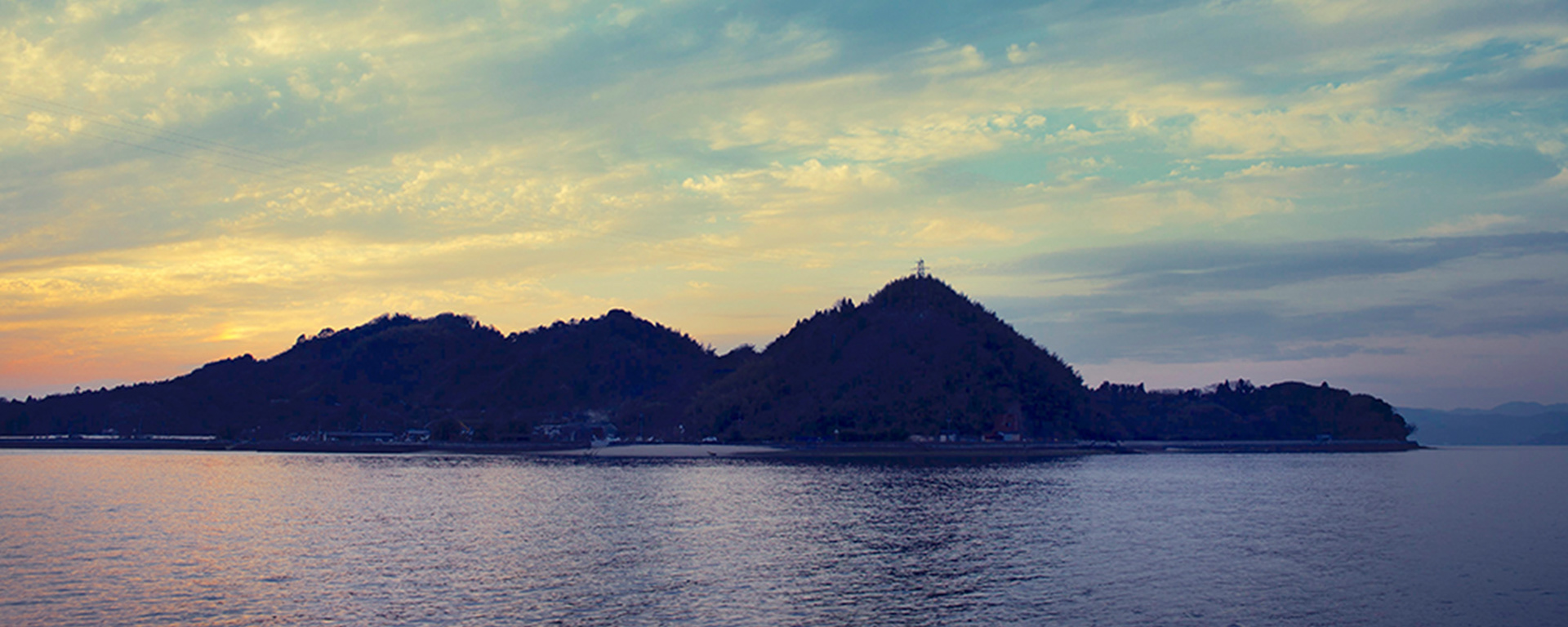瀬戸内海に浮かぶ三角島と空の風景