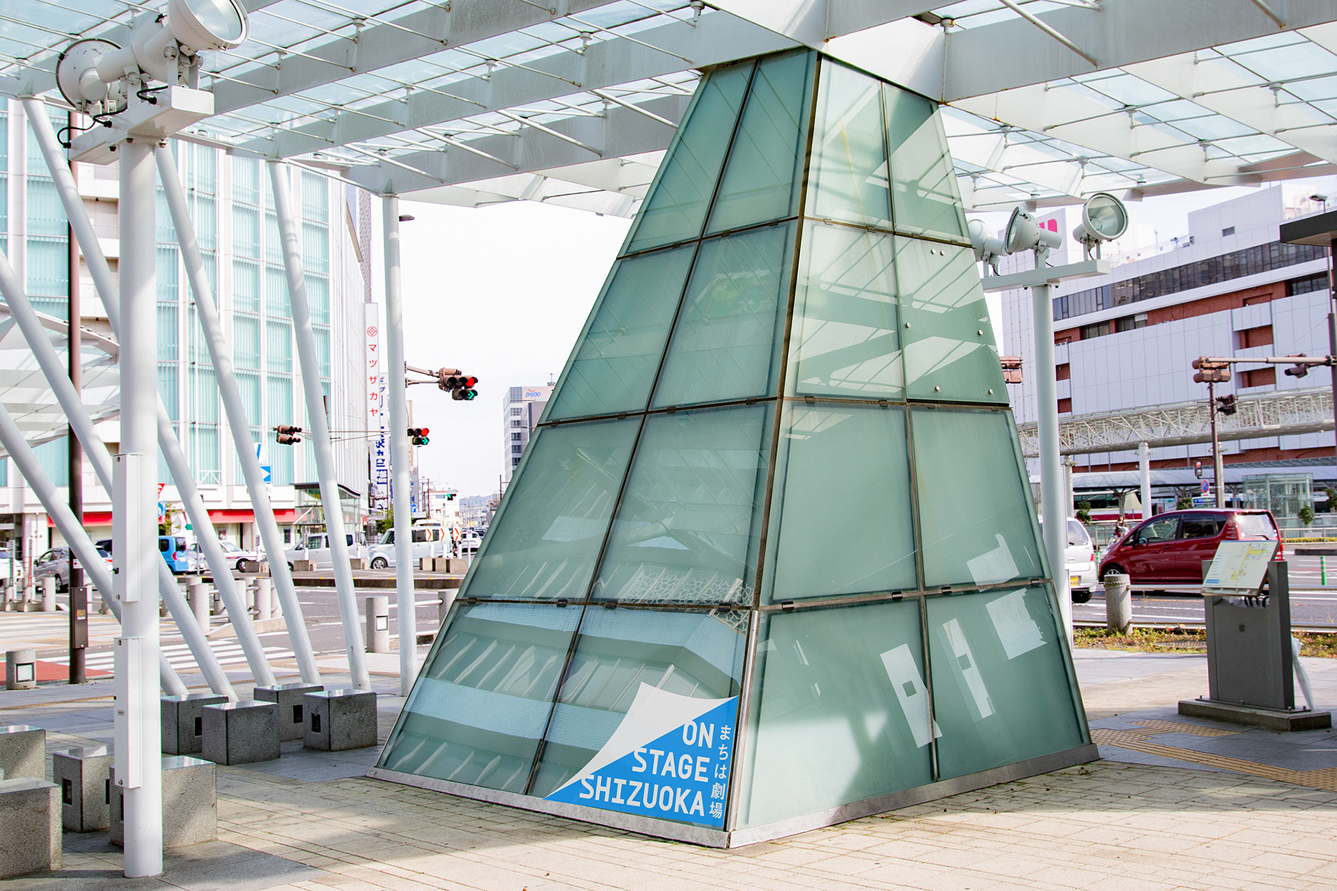 「ON STAGE SHIZUOKA」のシンボルマークが静岡の街中に入り込んでいる様子