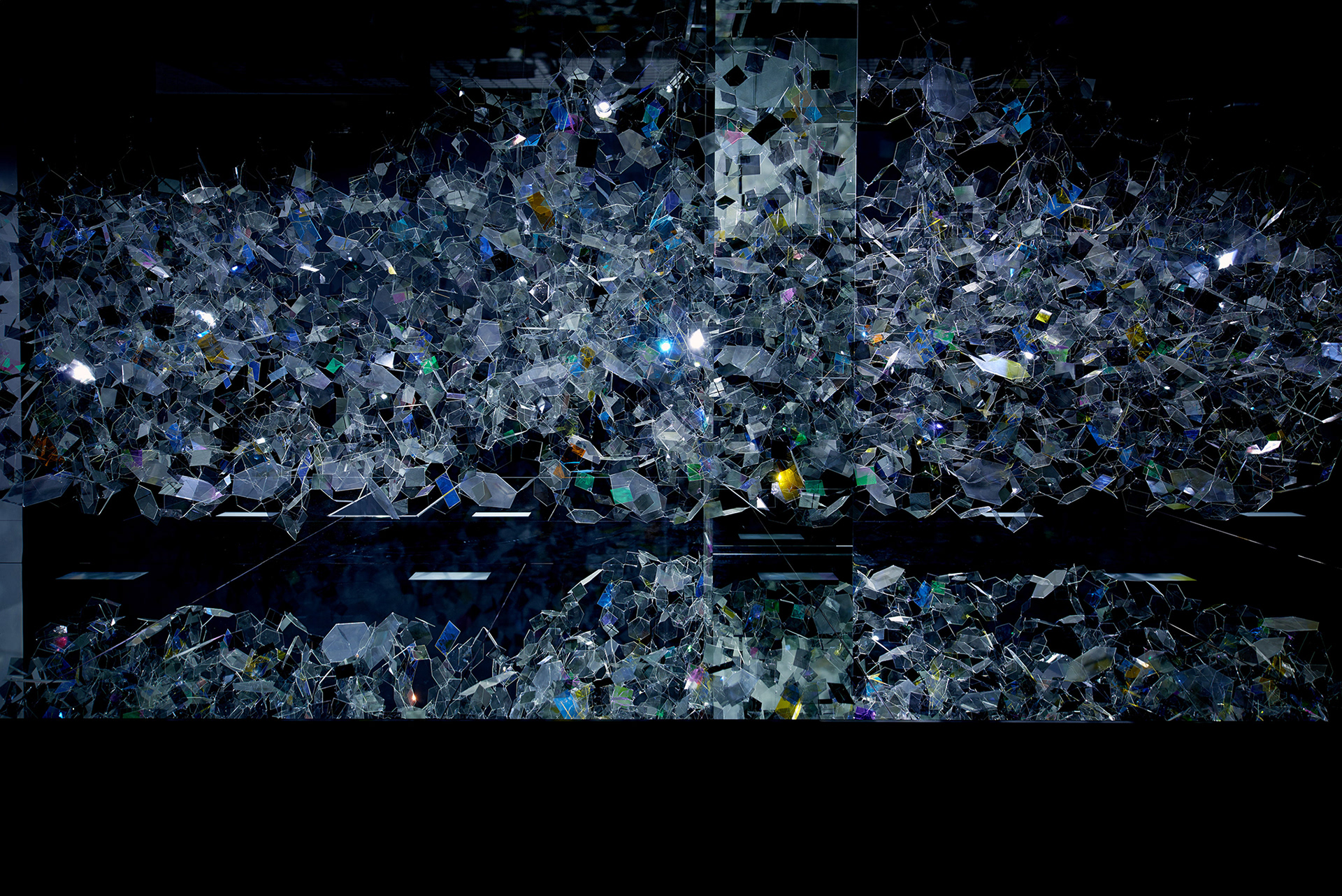 「Amorphous」の正面