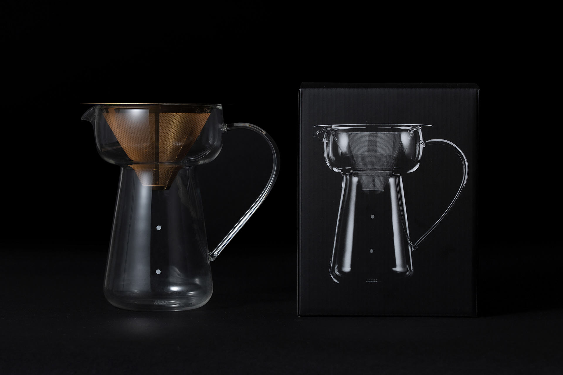 黒い空間に置かれた2種類の「cores」のコーヒーサーバー
