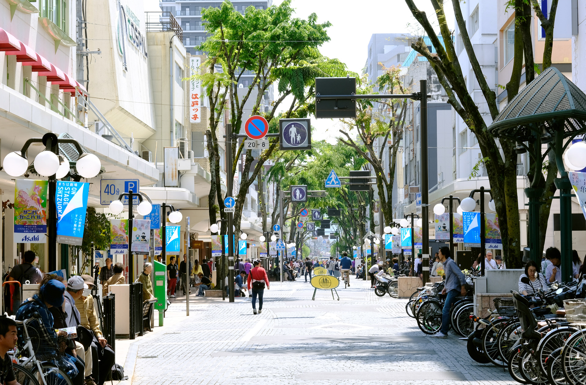 街の街頭に「ON STAGE SHIZUOKA」のフラッグ広告が掲載されている