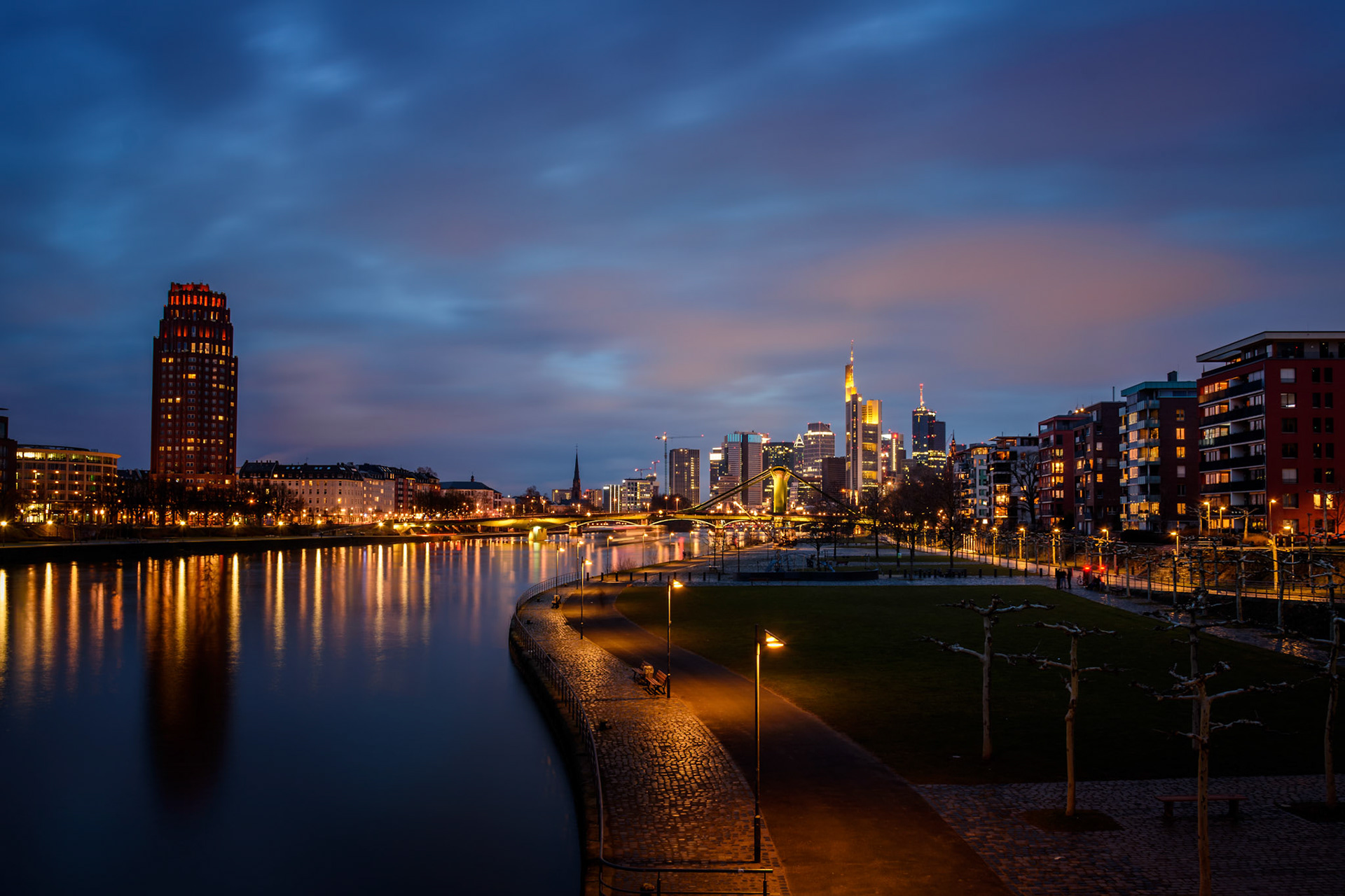 Making a good shot is always about finding a balance between accident and control. It could not be truer in the case of cityscape photography that requires both preparation and favours from the gods of nature. However, sometimes it just happens that you are in the right place at the right time with a camera on your shoulders and the monkey in your head tells you to turn around and look back. That's the story of "in blue".