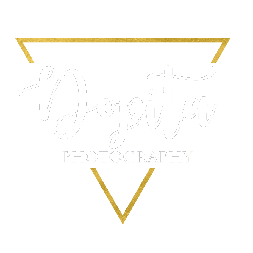 Logo fotografa ondřeje dopity, Dopita photography ve žlutém vykřičníku