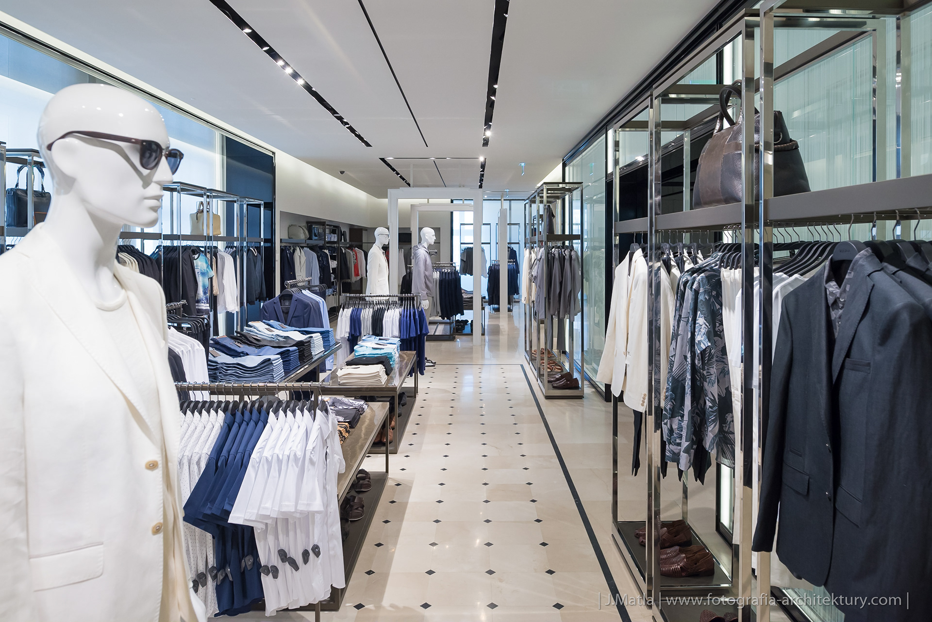 Adaptacja wnętrz kamienicy na sklep odzieżowy, Rynek, Kraków