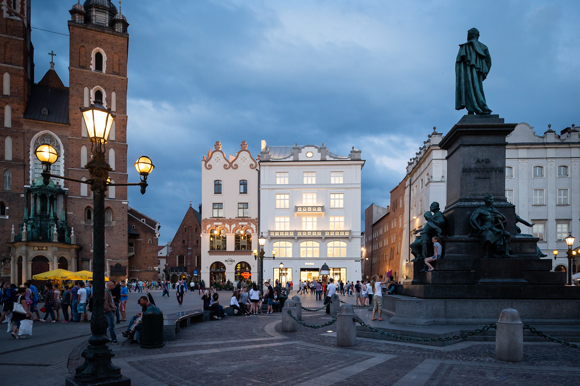 Adaptacja wnętrz kamienicy na sklep odzieżowy, Rynek, Kraków