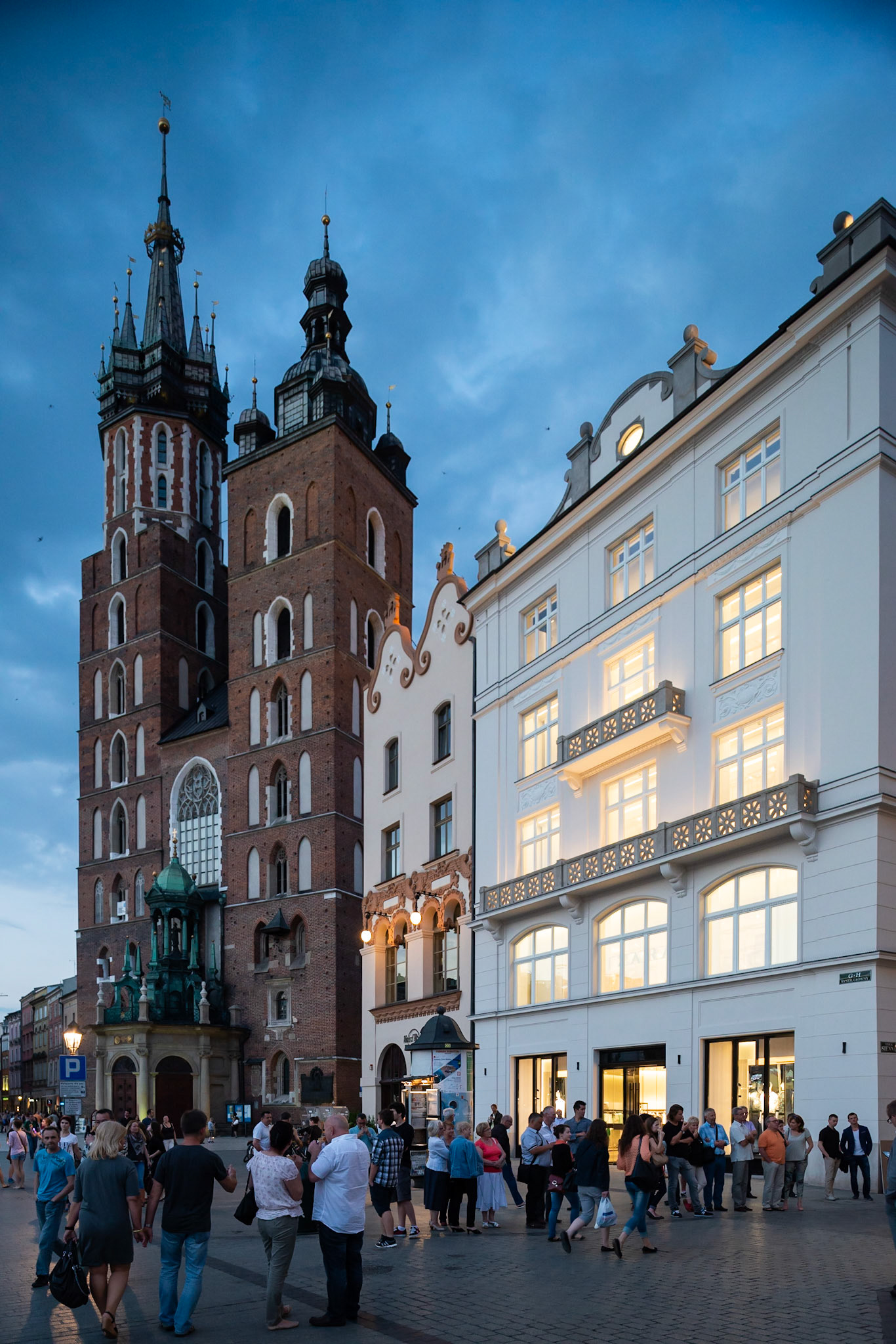 Adaptacja wnętrz kamienicy na sklep odzieżowy, Rynek, Kraków