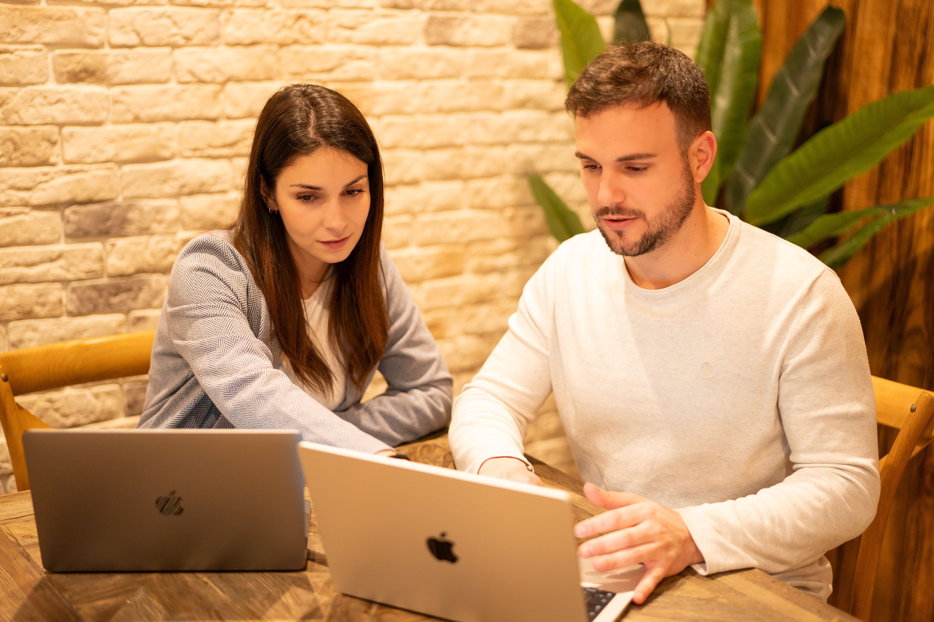 FOTOGRAFÍA CORPORATIVA PARA JAVIER CHIVA SEO WEB https://javierchiva.com